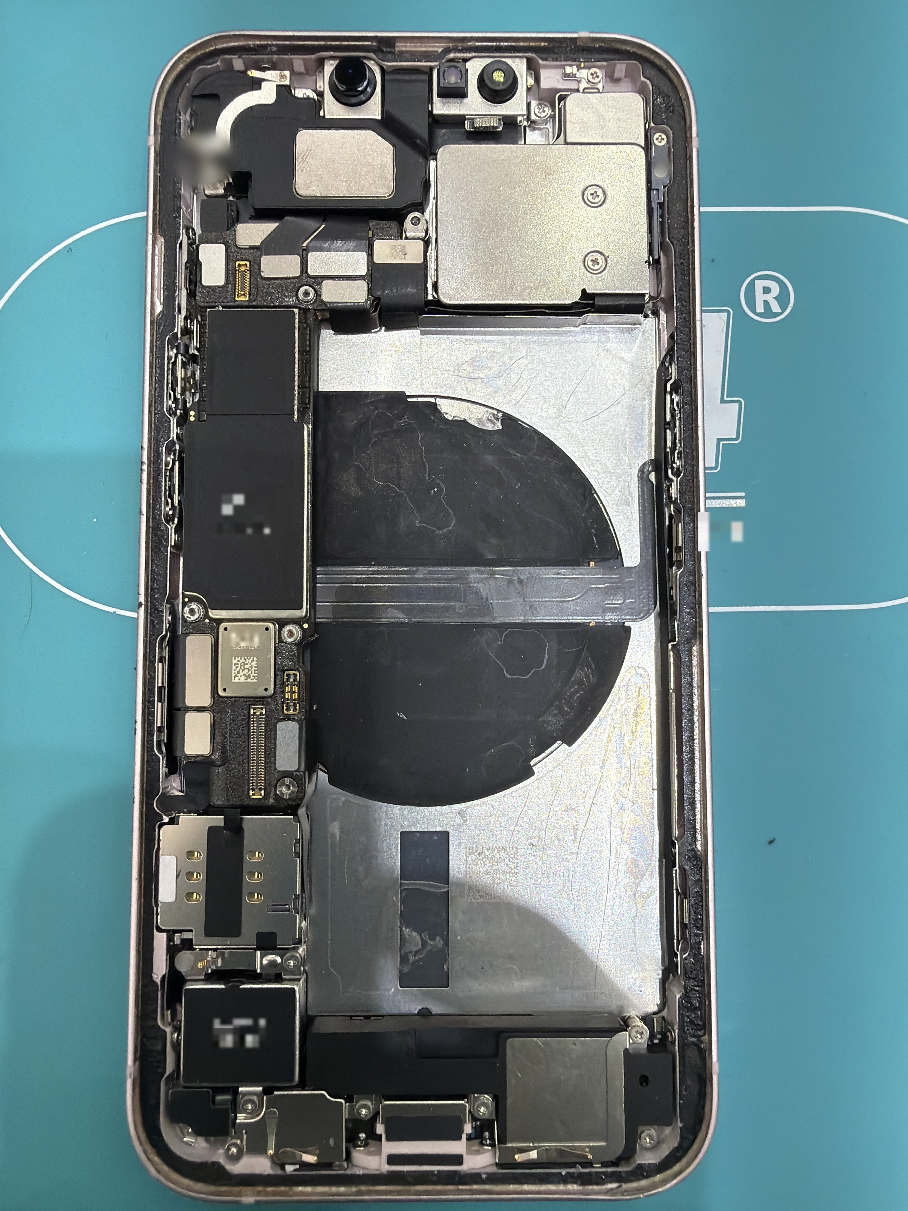 아이폰 13 수리 작업 중 — 다올리페어 직영점 진행