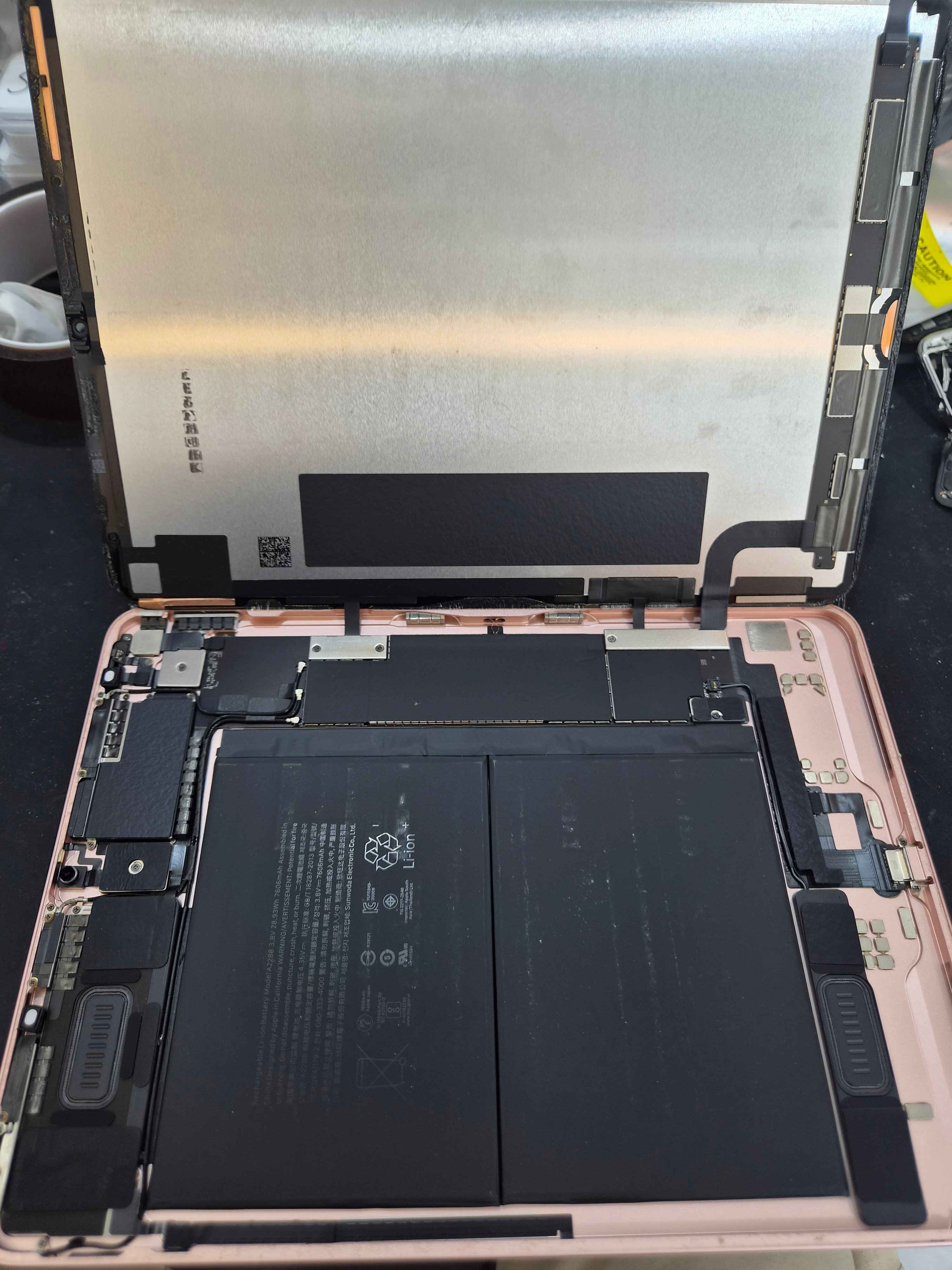 아이패드 iPad Air 4세대 내부 분해 — 정밀 작업 단계