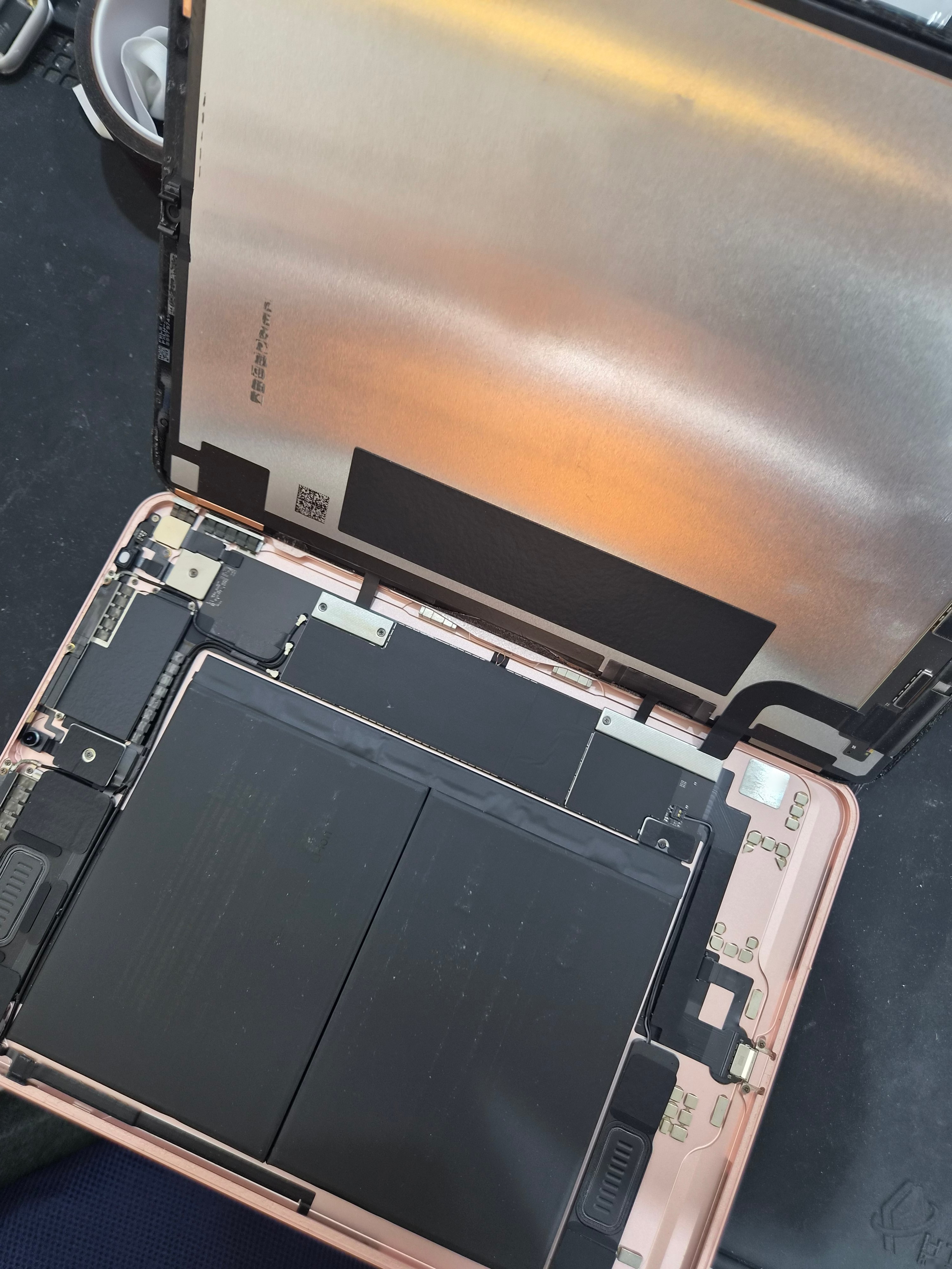 아이패드 iPad Air 4세대 수리 작업 중 — 다올리페어 직영점 진행