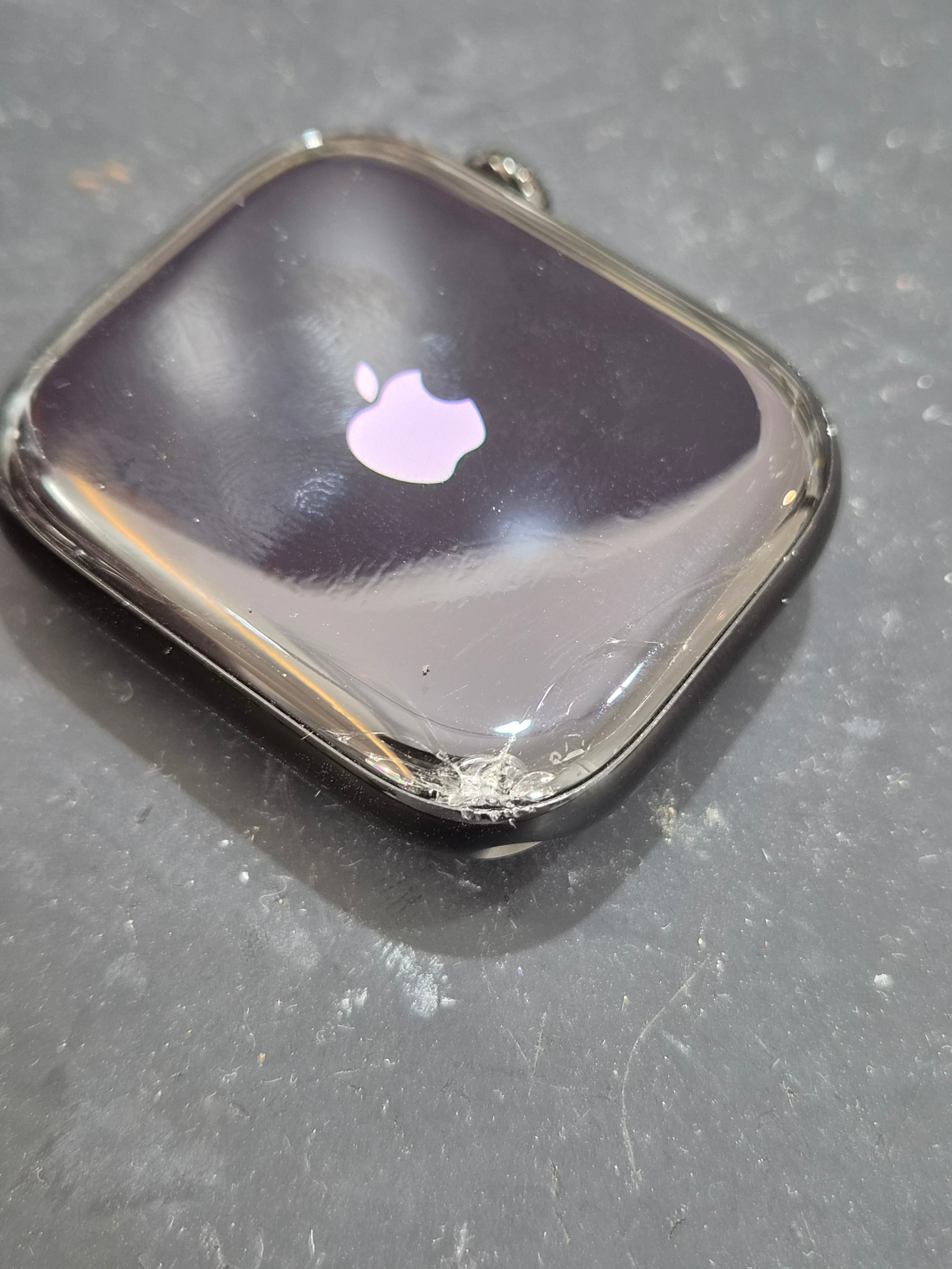 애플워치 Apple Watch Series 10 (46mm) 수리 전 — 액정 깨짐