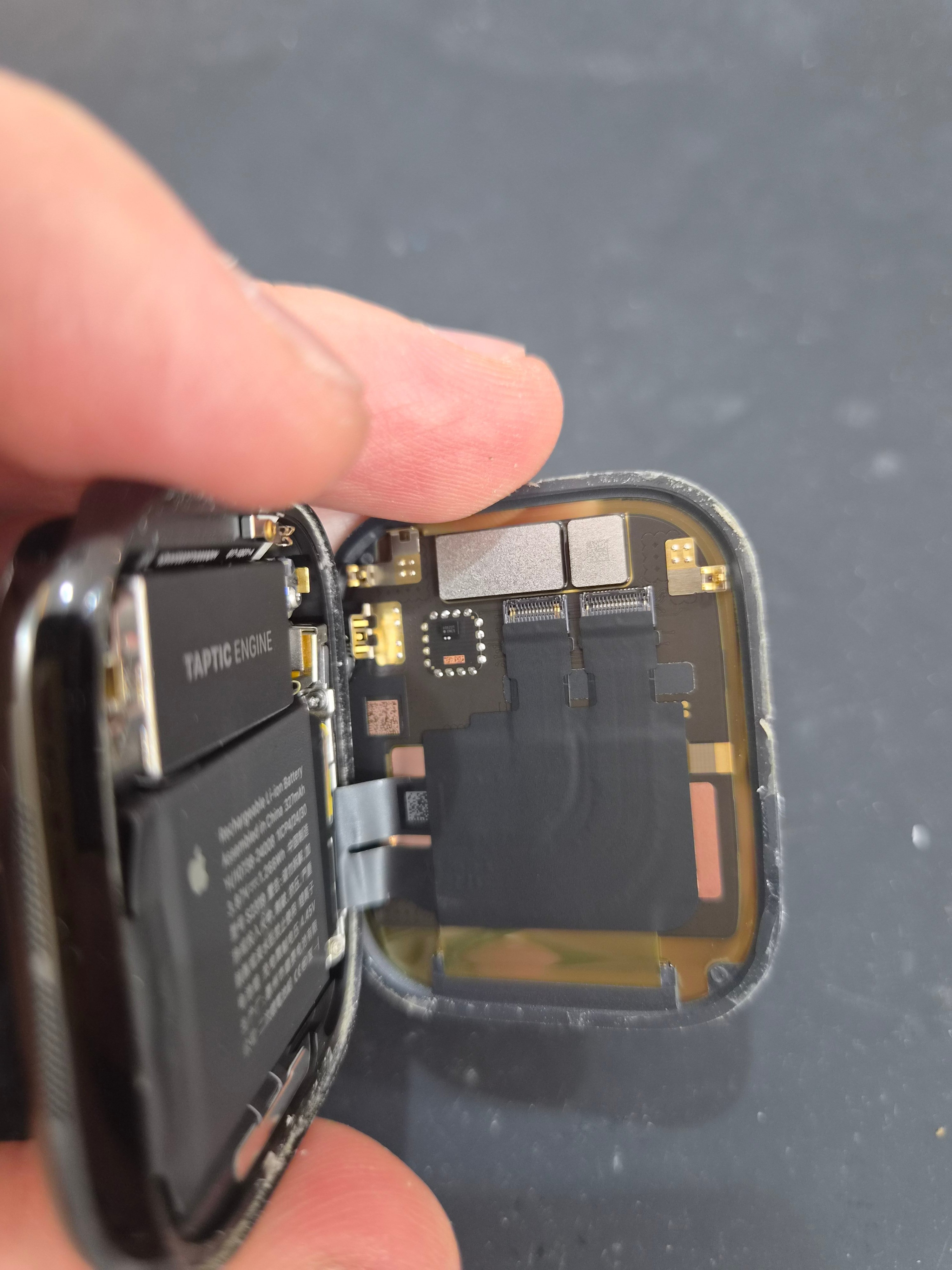 애플워치 Apple Watch Series 10 (46mm) 내부 분해 — 정밀 작업 단계