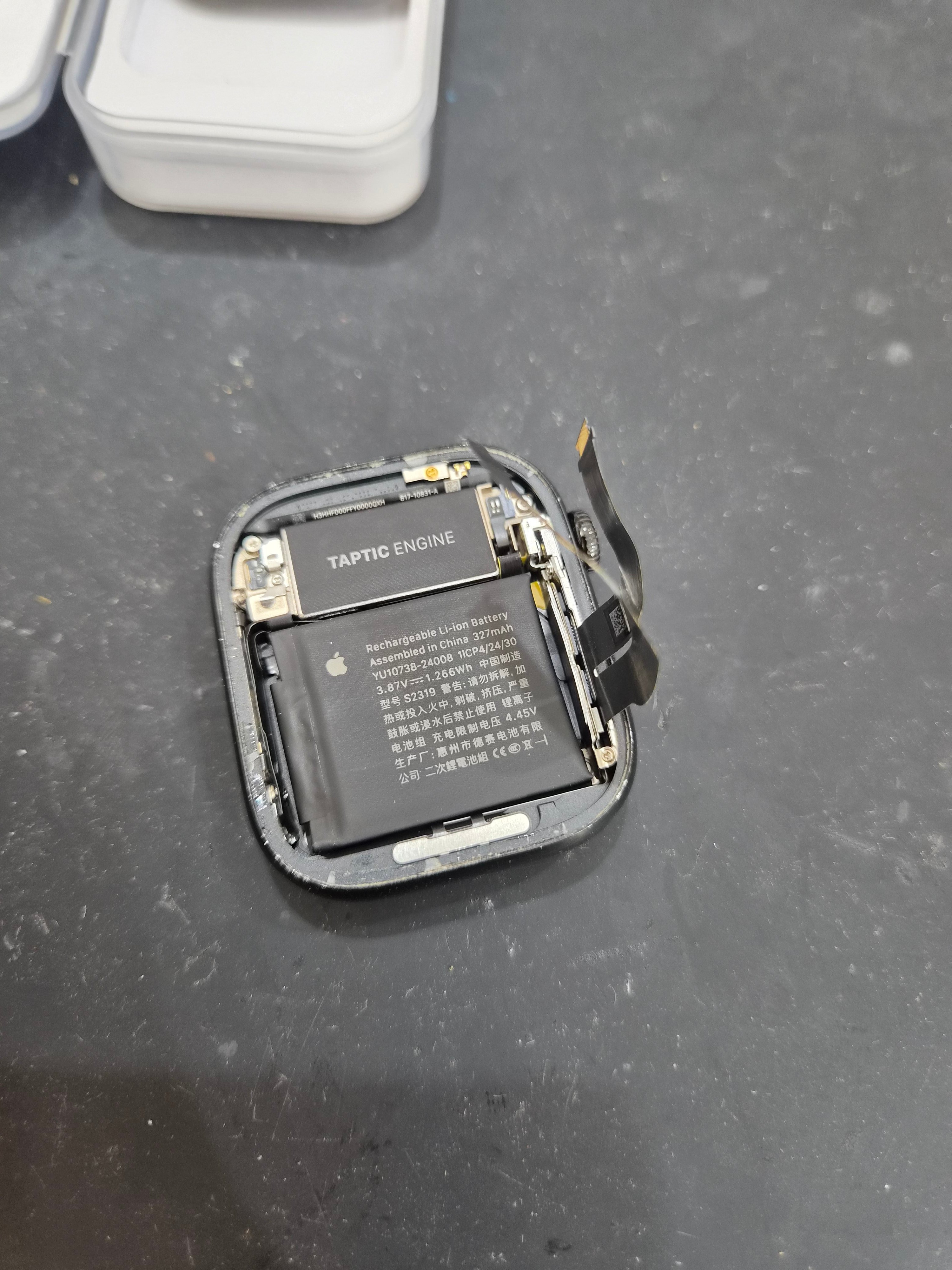 애플워치 Apple Watch Series 10 (46mm) 수리 작업 중 — 다올리페어 직영점 진행