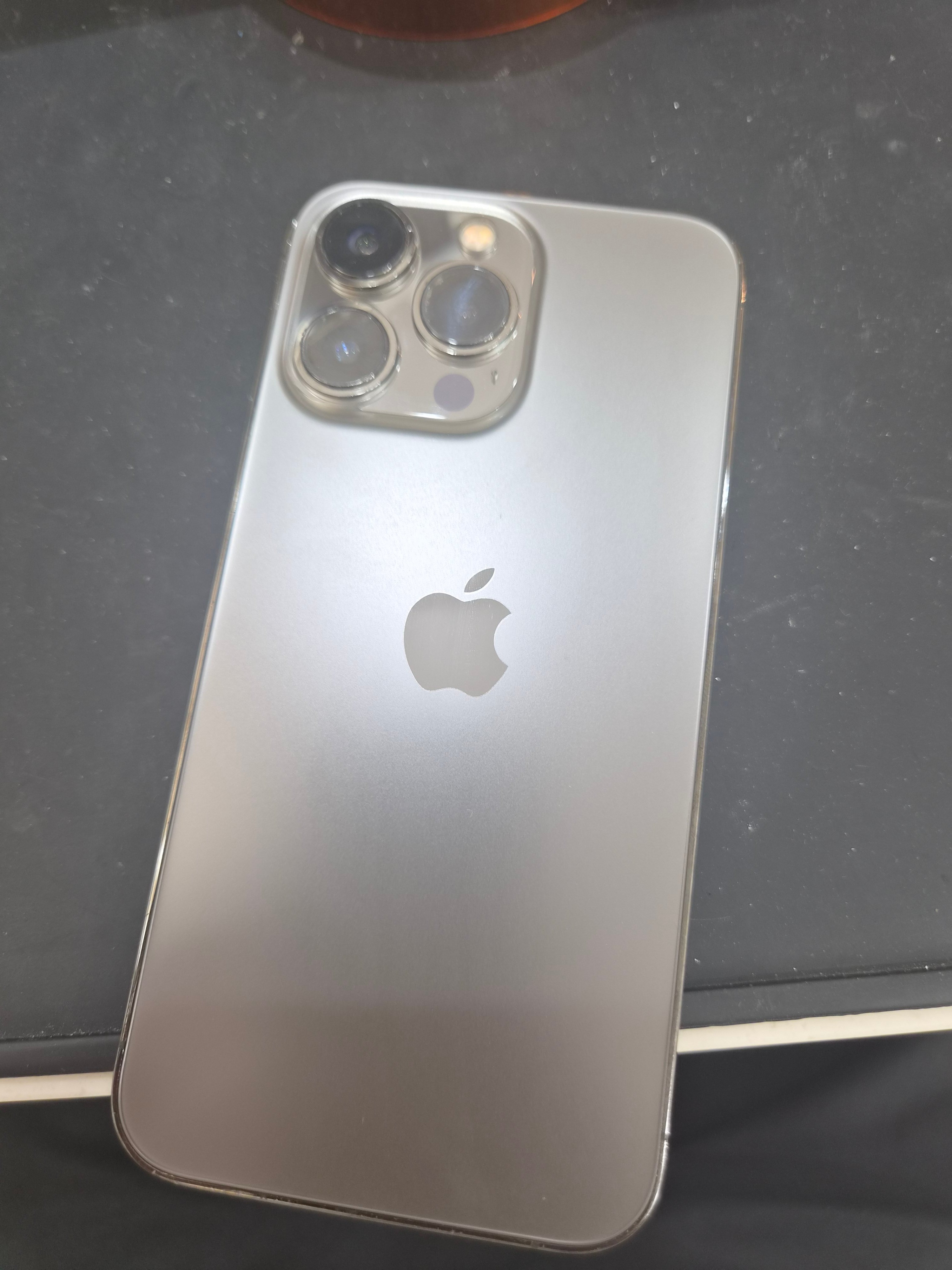 아이폰 13 프로 (iPhone 13 Pro) 후면 유리 교체 비용이 얼마일까, 신림점에서 확인하기