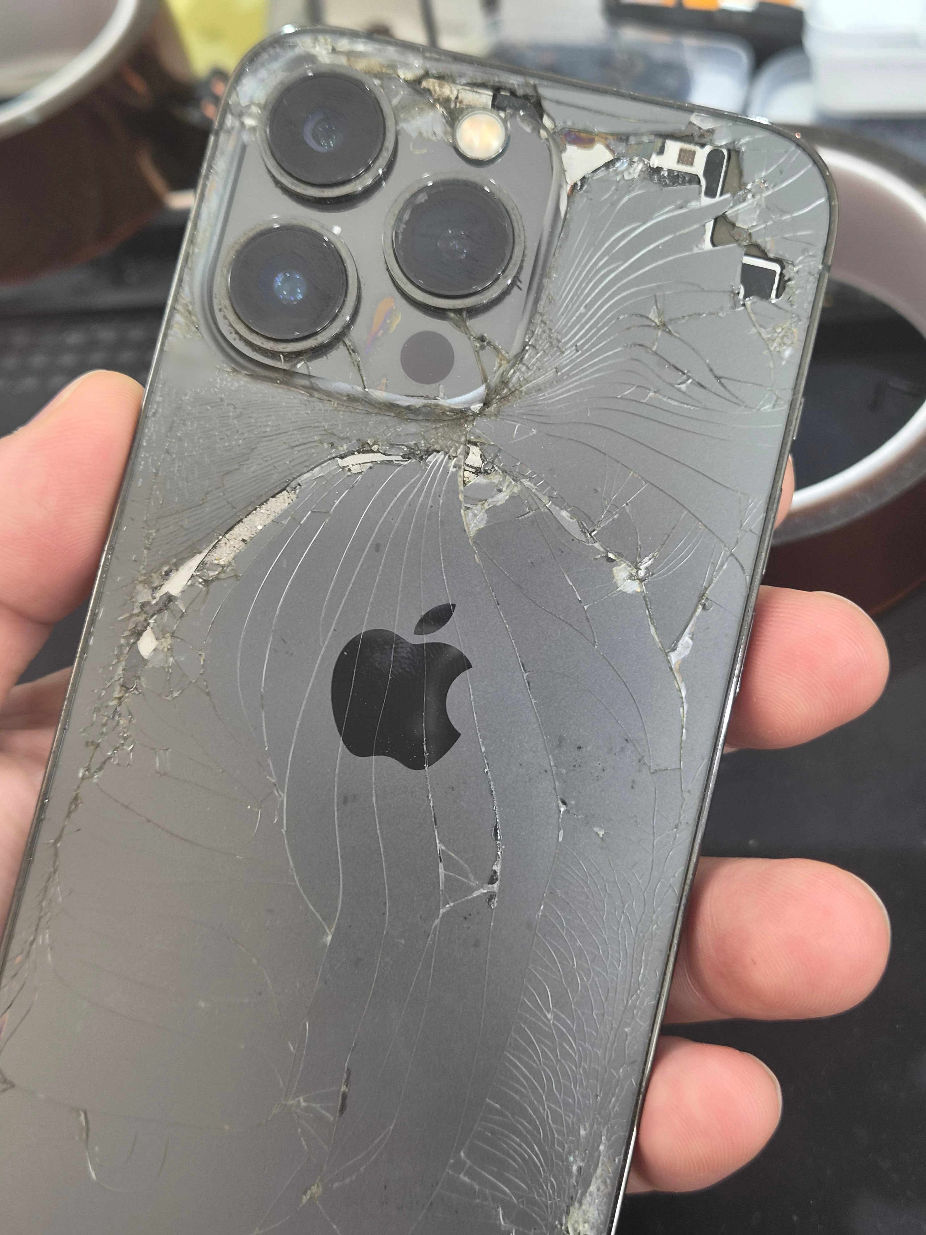 아이폰 iPhone 13 Pro 수리 전 — 후면 유리 깨짐