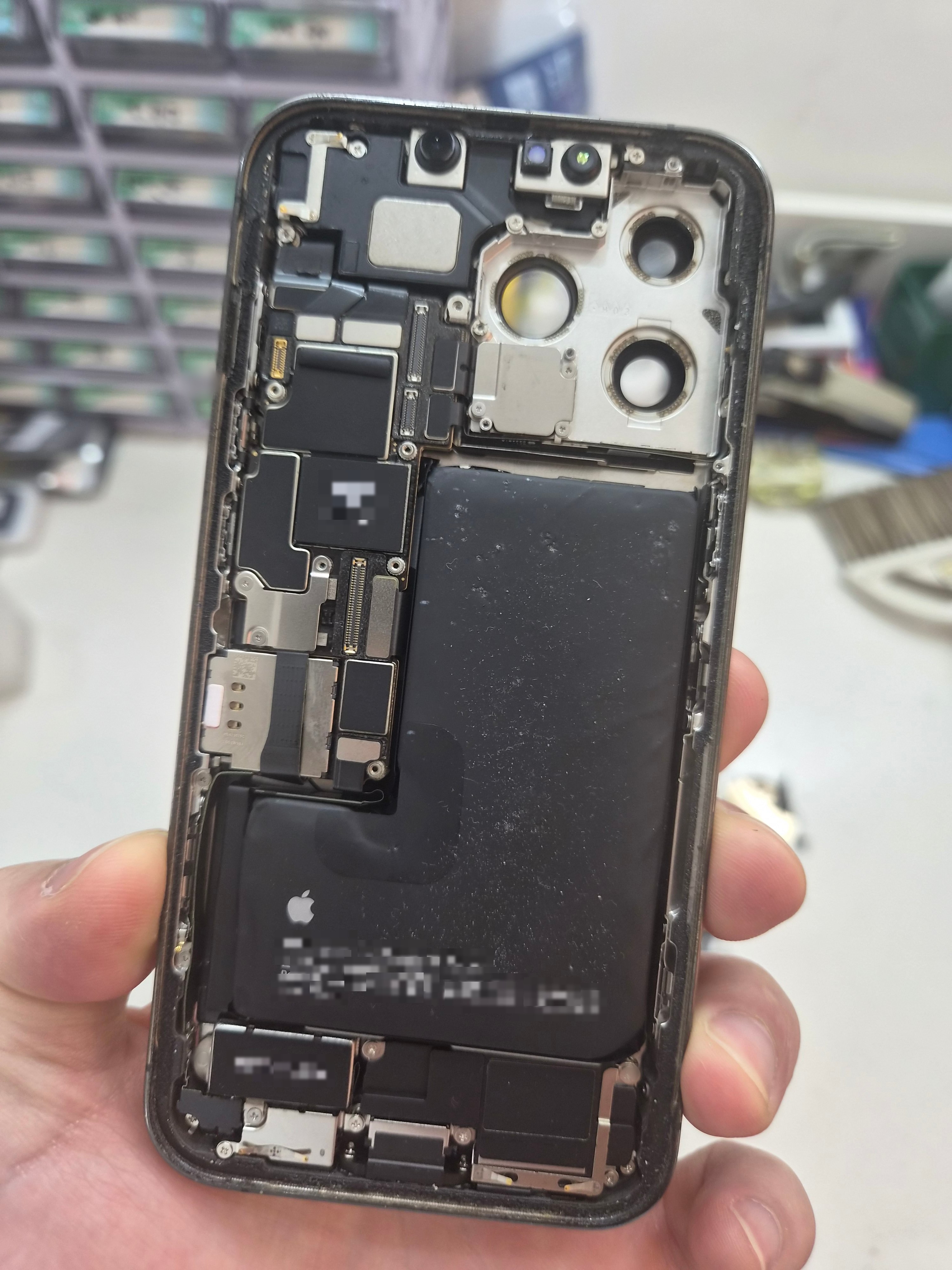 아이폰 iPhone 13 Pro 내부 분해 — 정밀 작업 단계