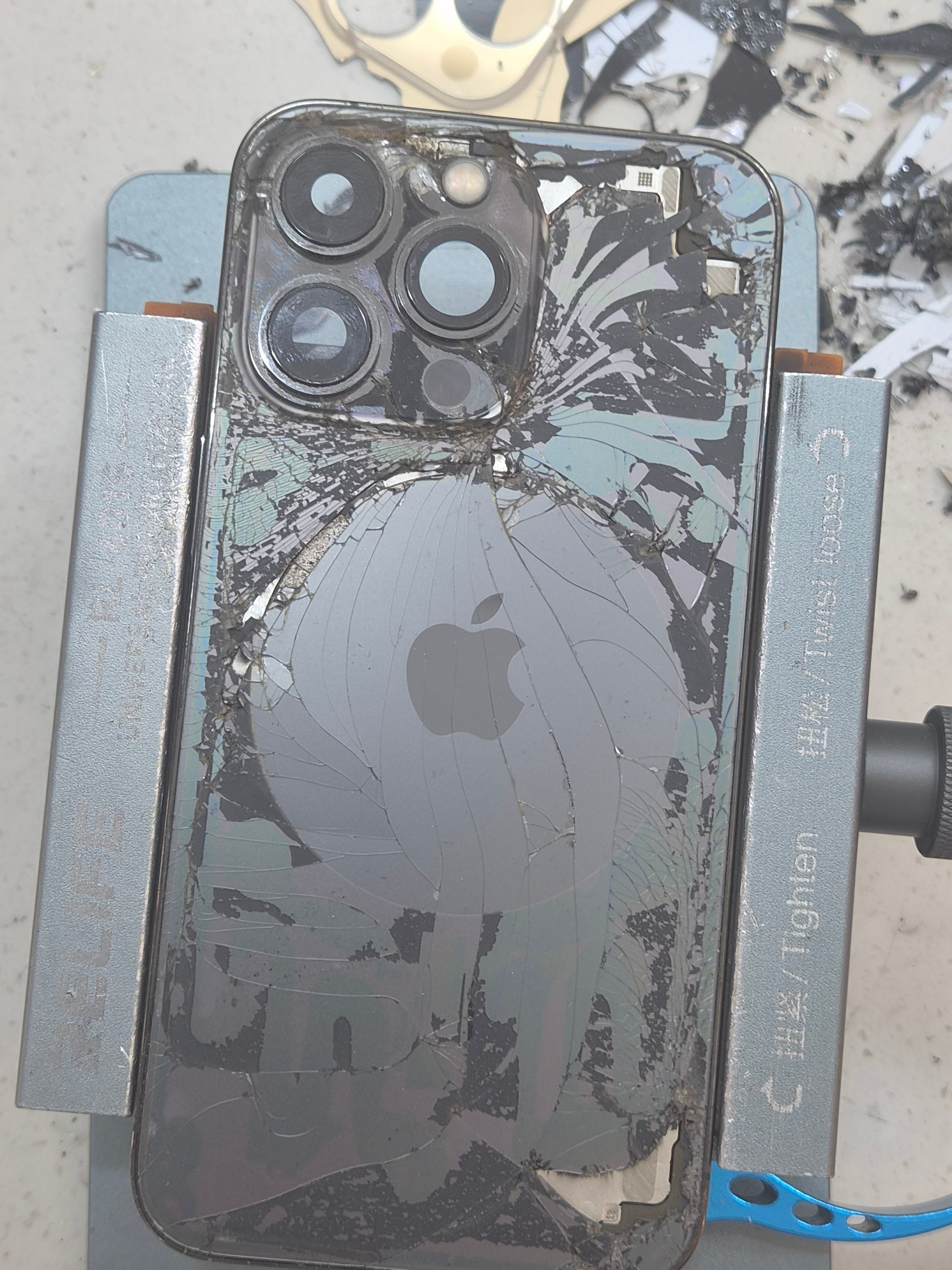 아이폰 iPhone 13 Pro 수리 작업 중 — 다올리페어 직영점 진행