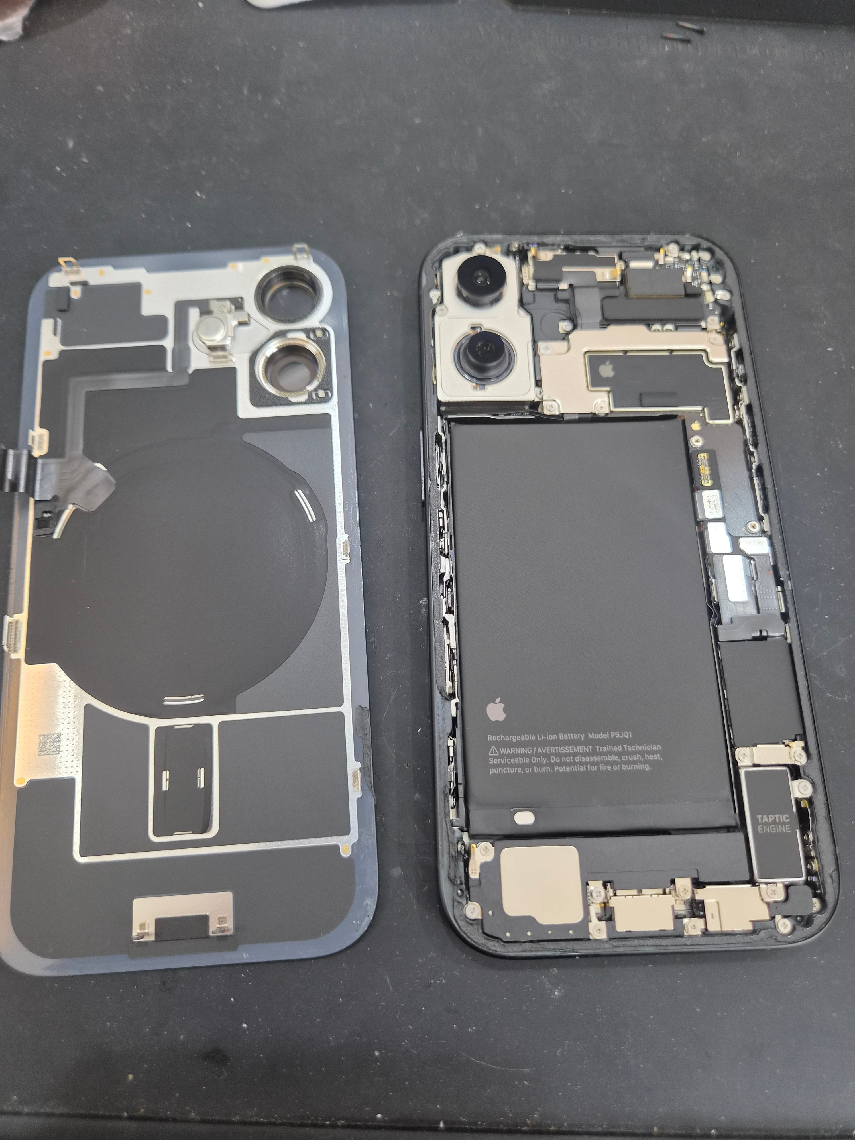 아이폰 iPhone 16 내부 분해 — 정밀 작업 단계