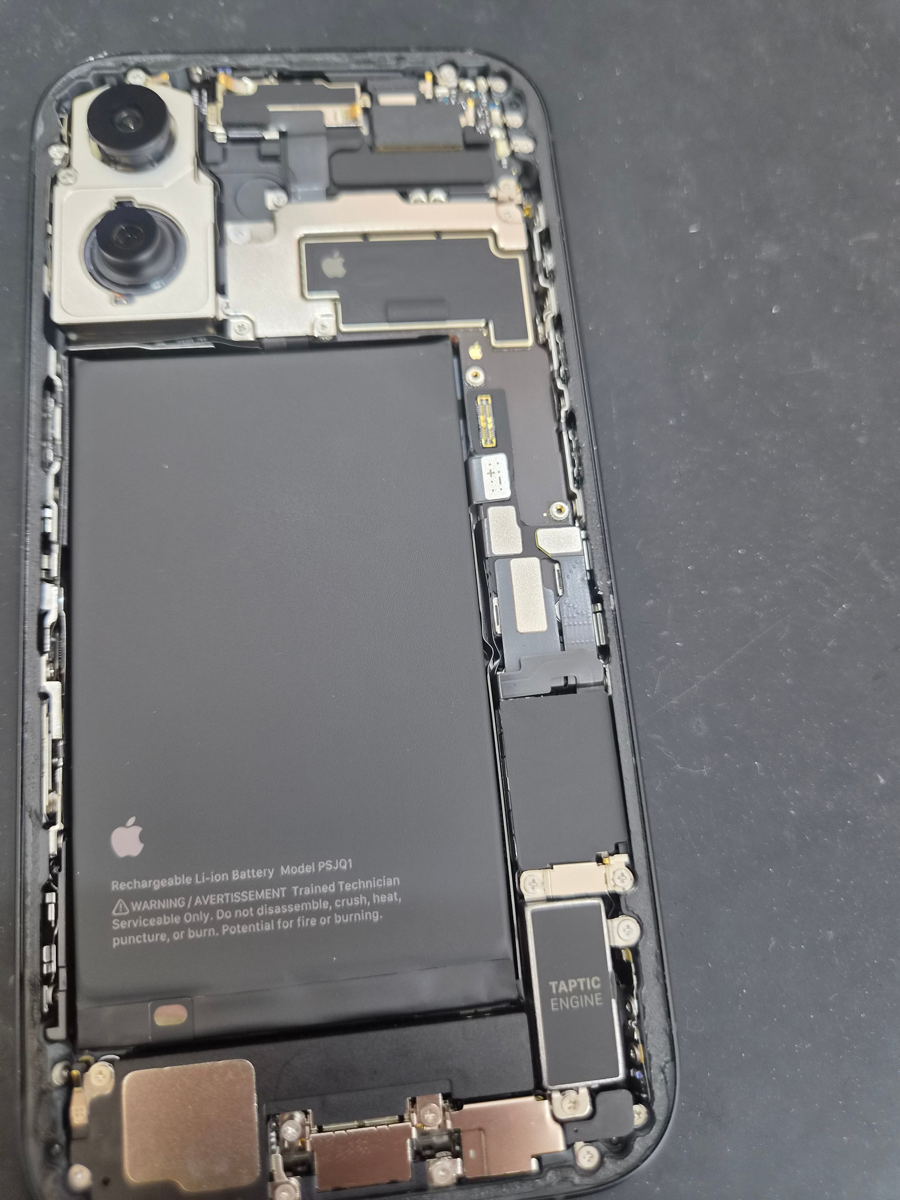 아이폰 iPhone 16 수리 작업 중 — 다올리페어 직영점 진행