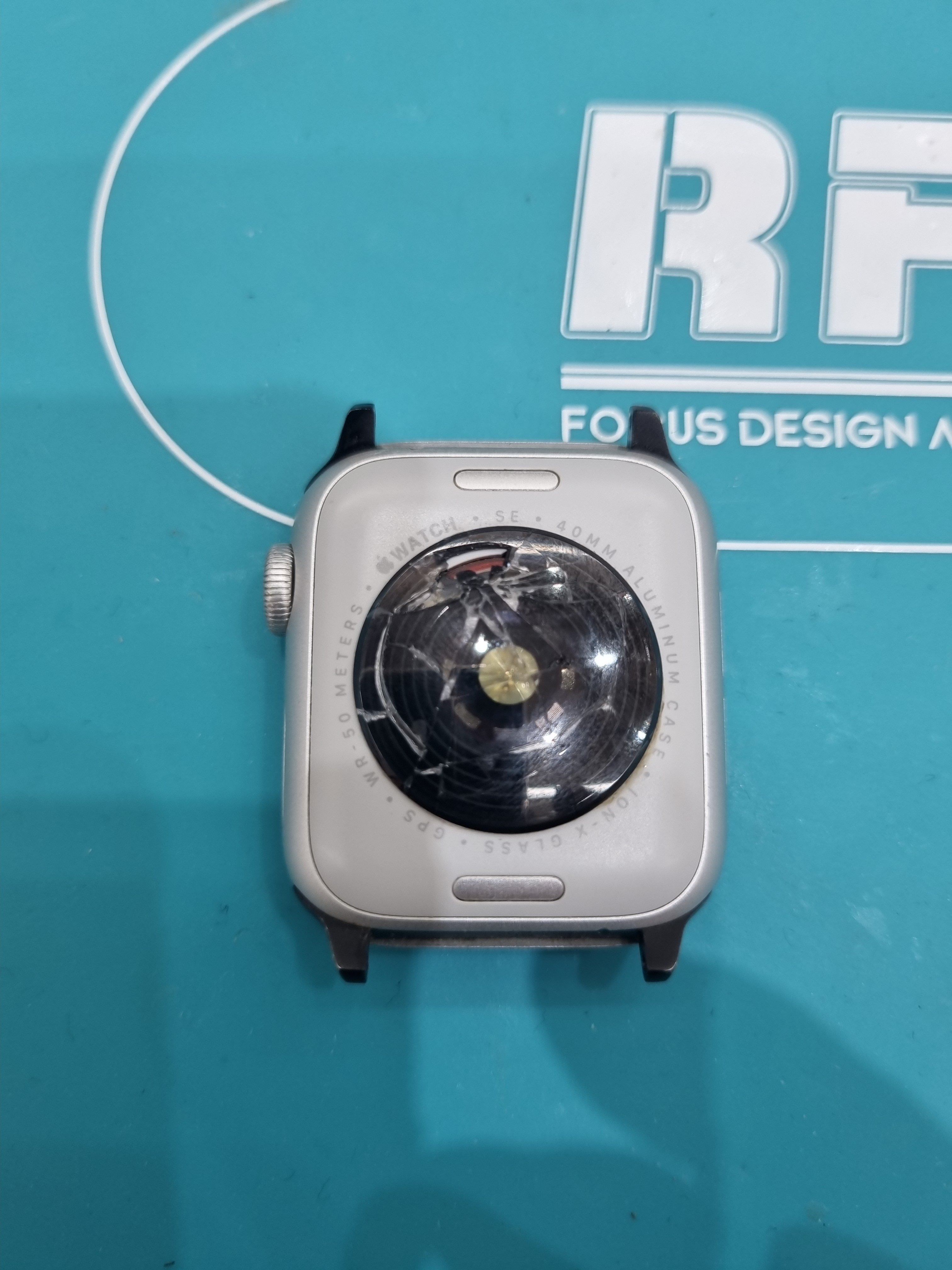 애플워치 Apple Watch SE (2세대) 수리 전 — 후면 유리 깨짐