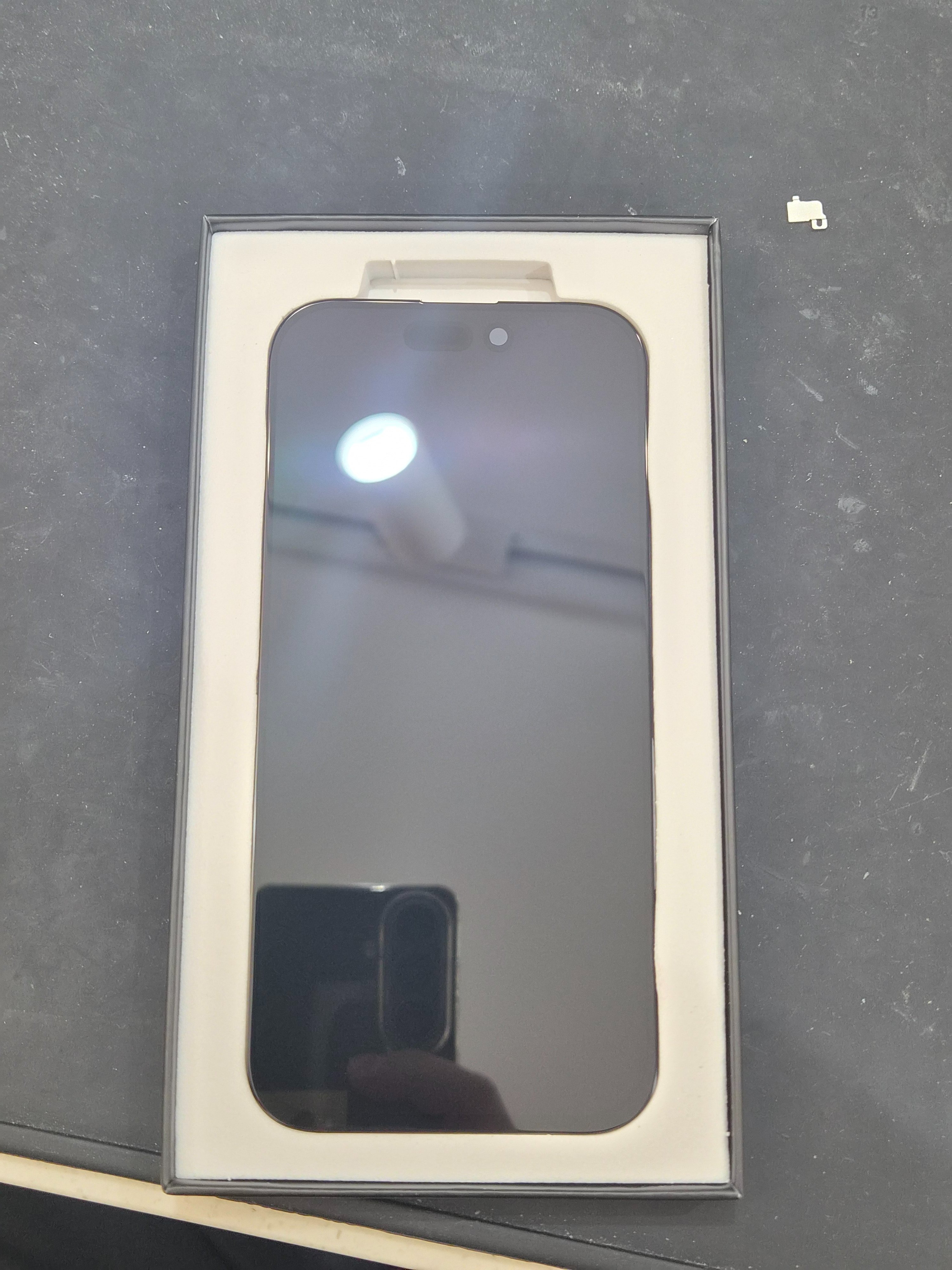 아이폰 16 프로 (iPhone 16 Pro) 액정 교체 비용 가격 교체 부품 — 매장 검수 완료 부품