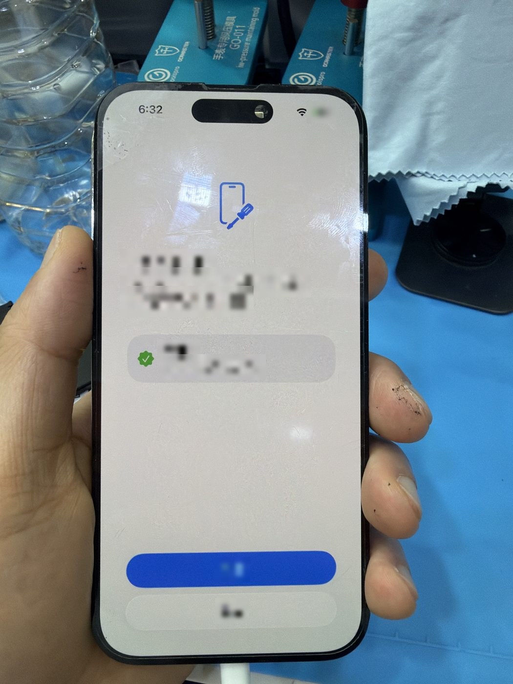 아이폰 14 프로 수리 작업 중