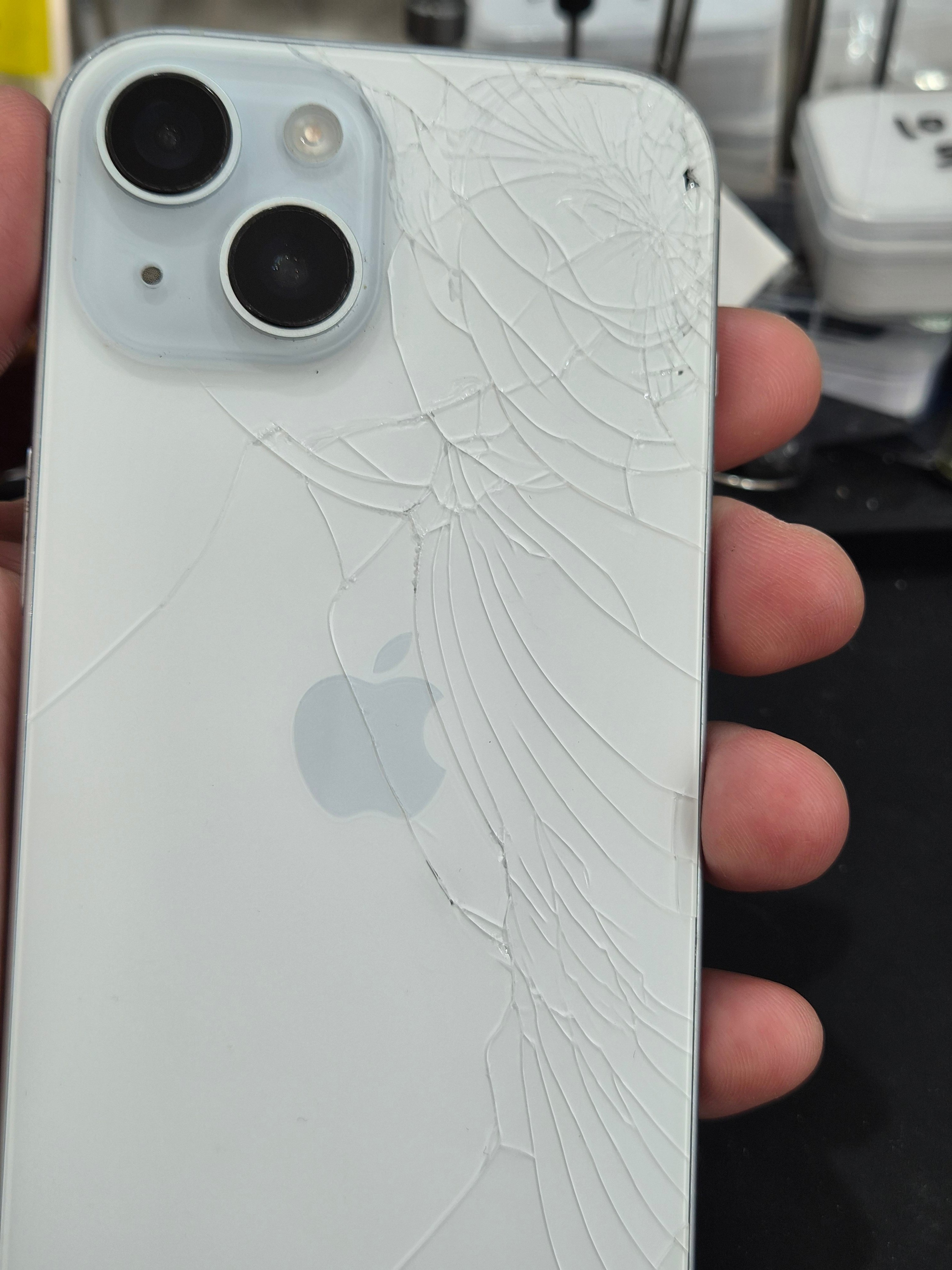 아이폰 iPhone 15 수리 전 — 후면 유리 깨짐