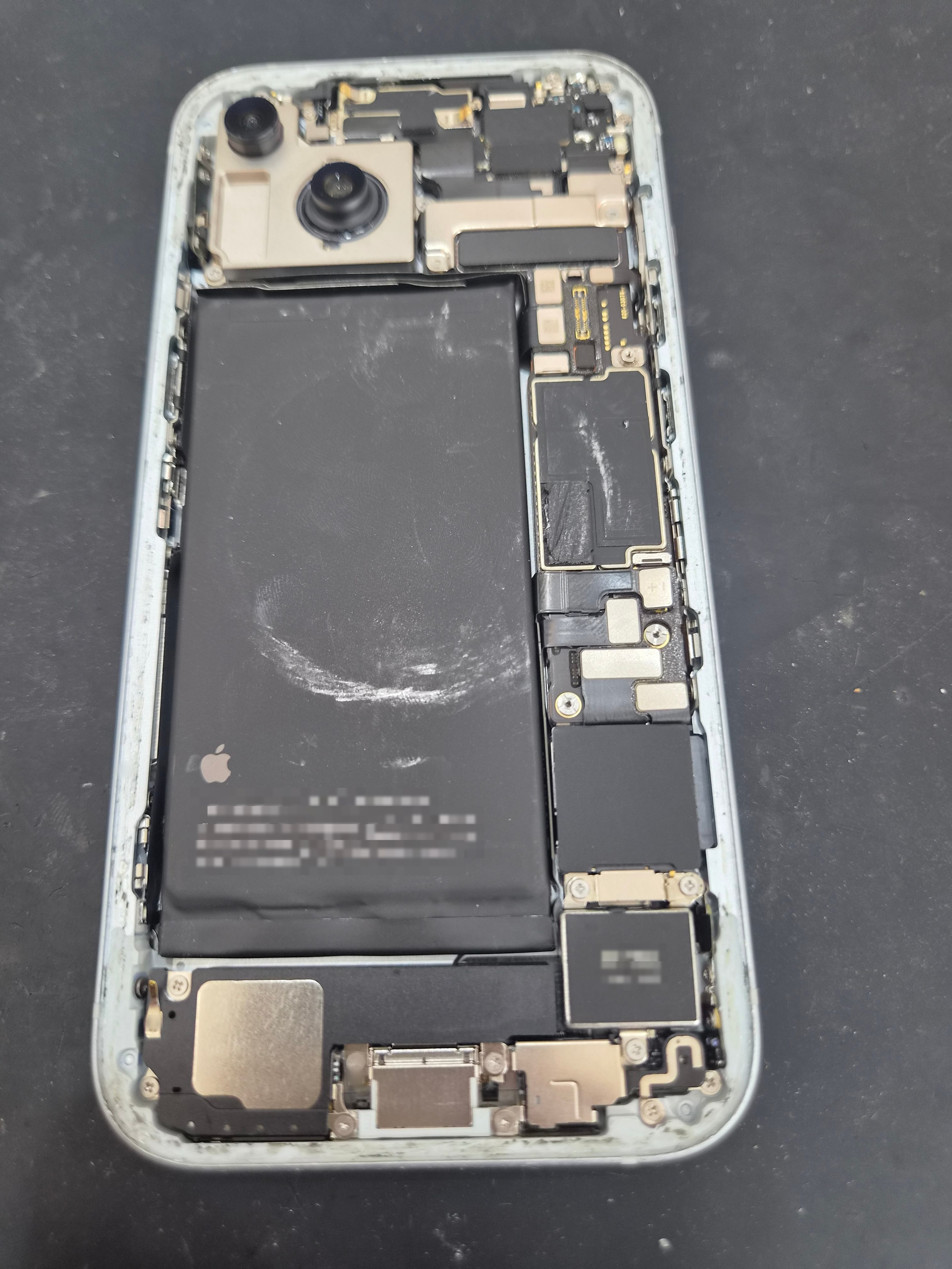 아이폰 iPhone 15 내부 분해 — 정밀 작업 단계