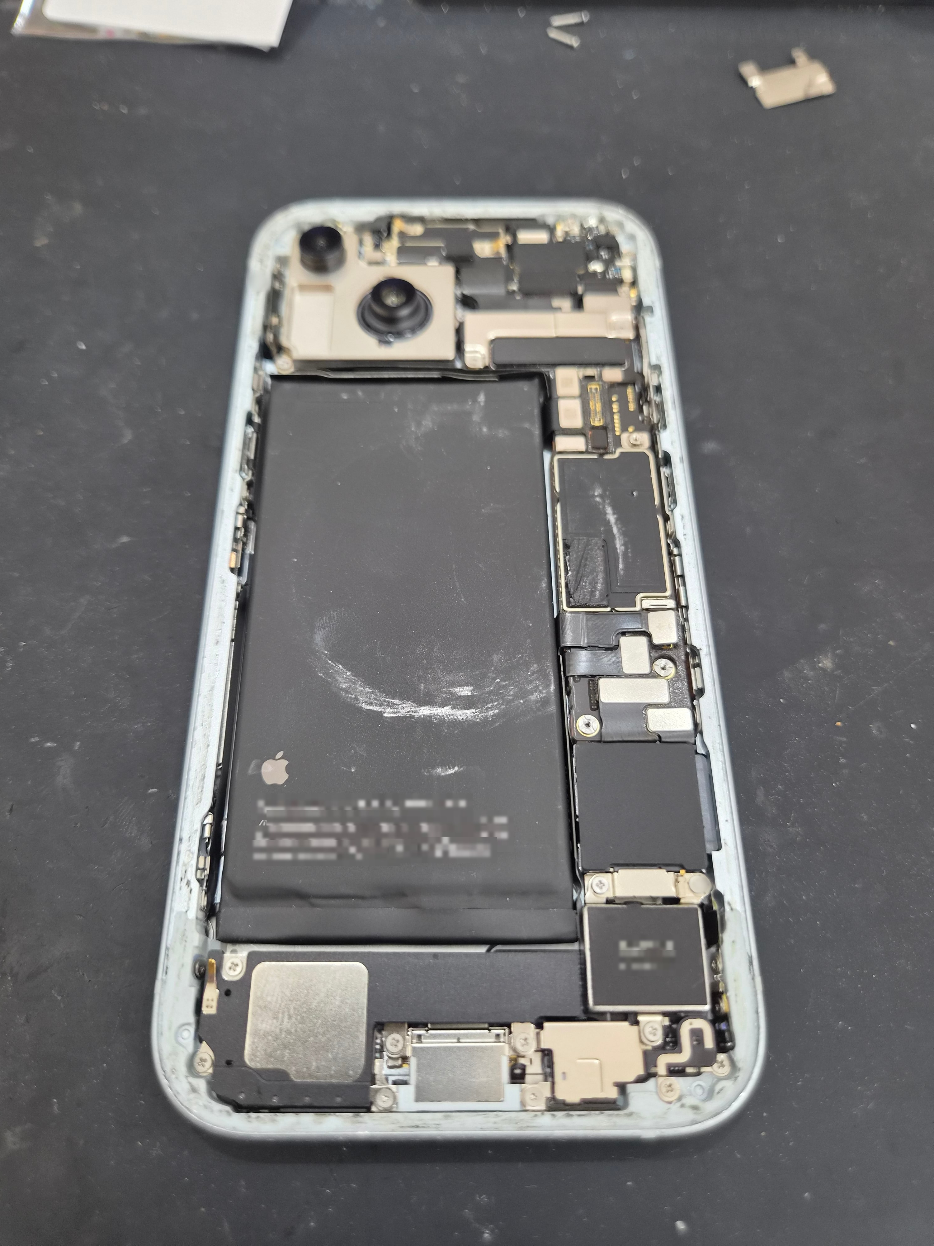 아이폰 iPhone 15 수리 작업 중 — 다올리페어 직영점 진행