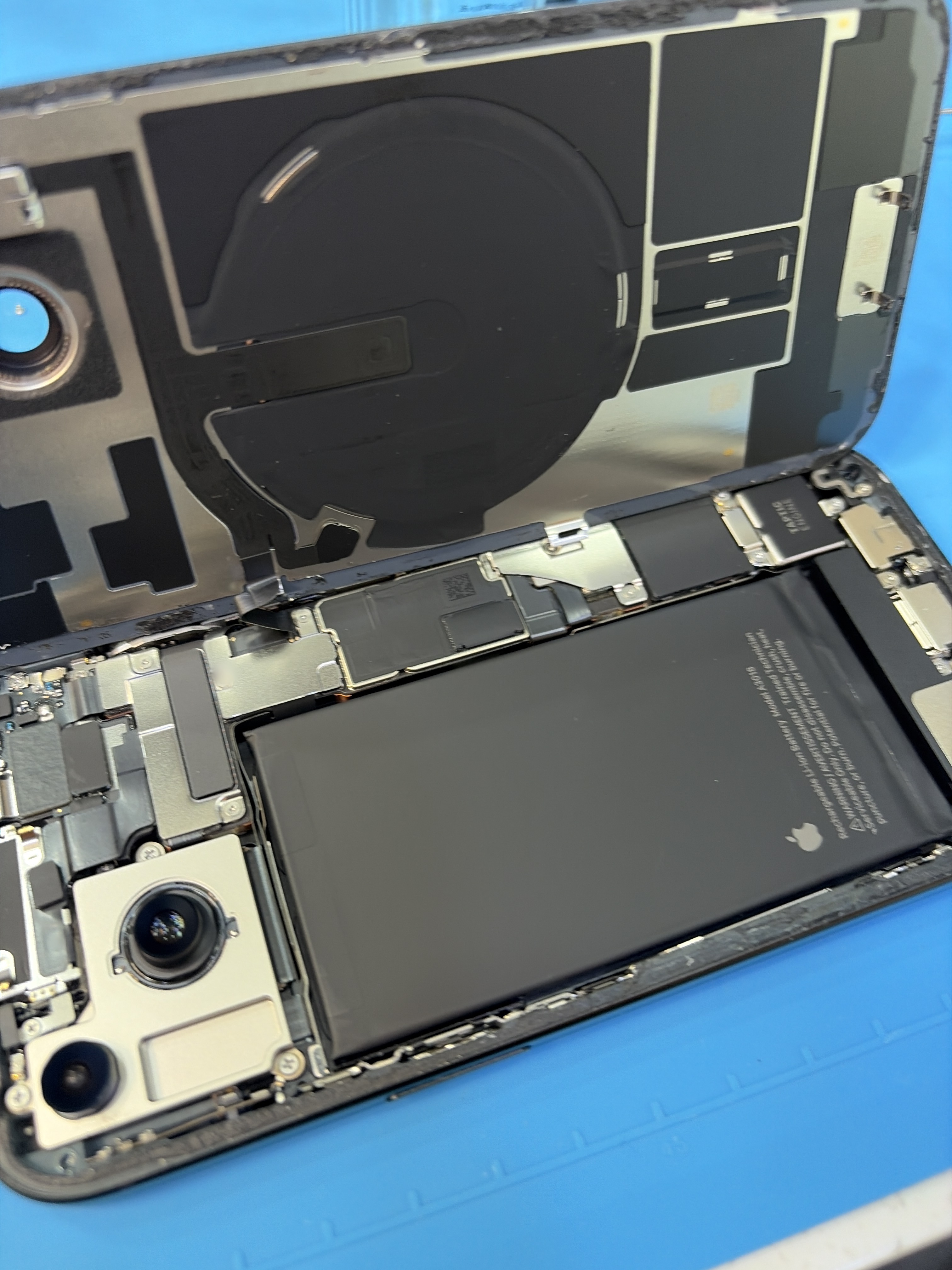 아이폰 iPhone 15 내부 분해 — 정밀 작업 단계