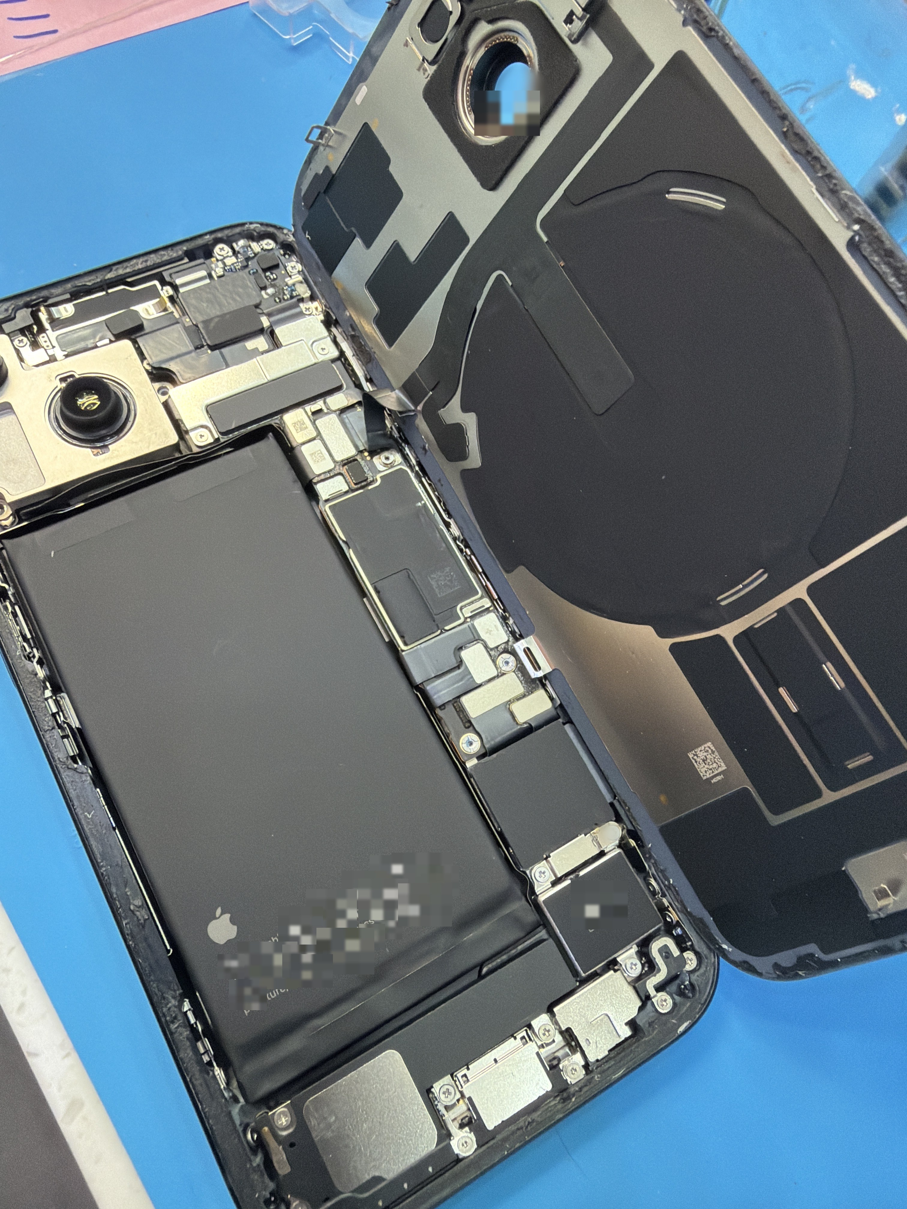 아이폰 iPhone 15 수리 작업 중 — 다올리페어 직영점 진행