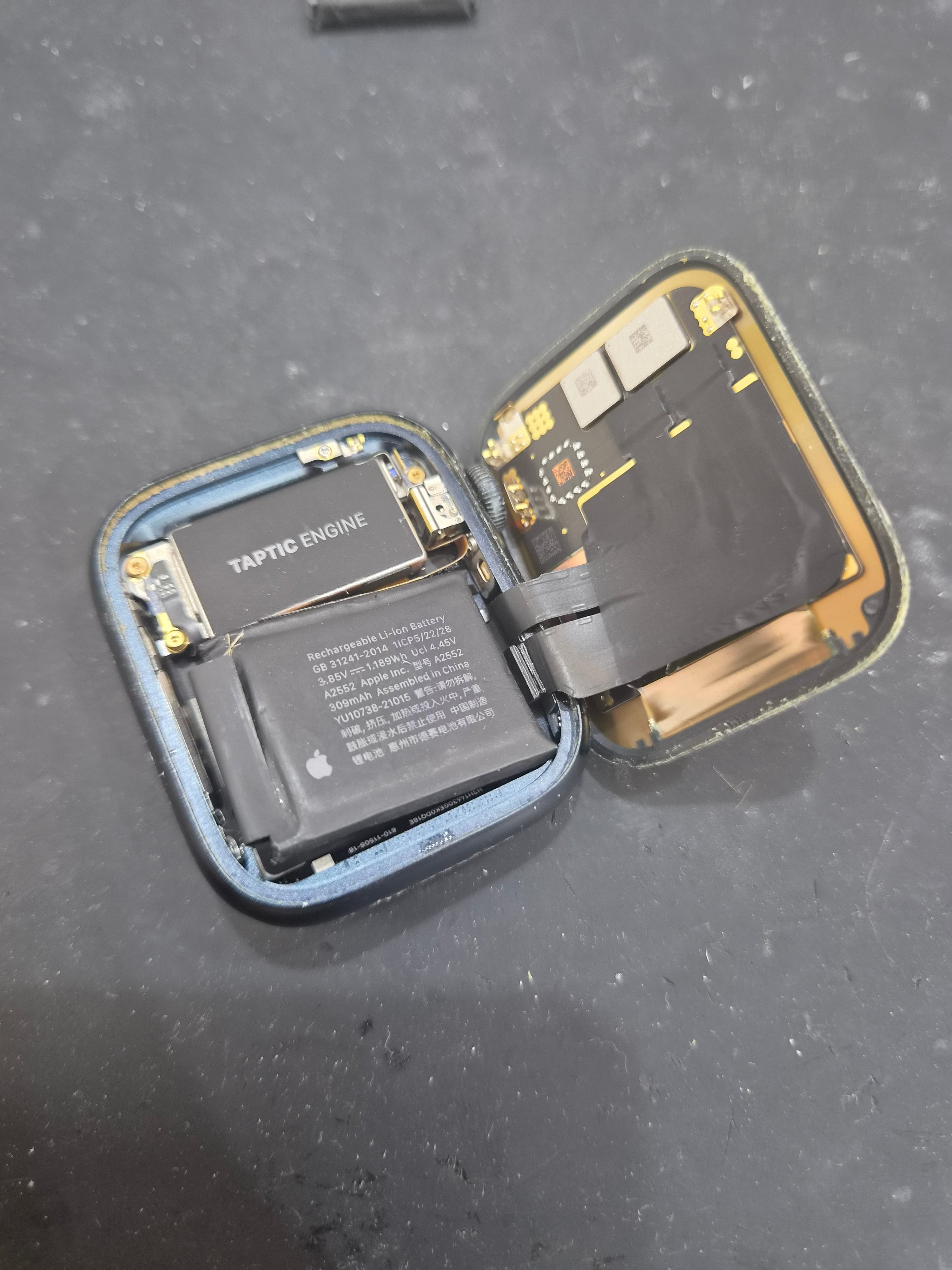 애플워치 Apple Watch Series 7 (45mm) 내부 분해 — 정밀 작업 단계