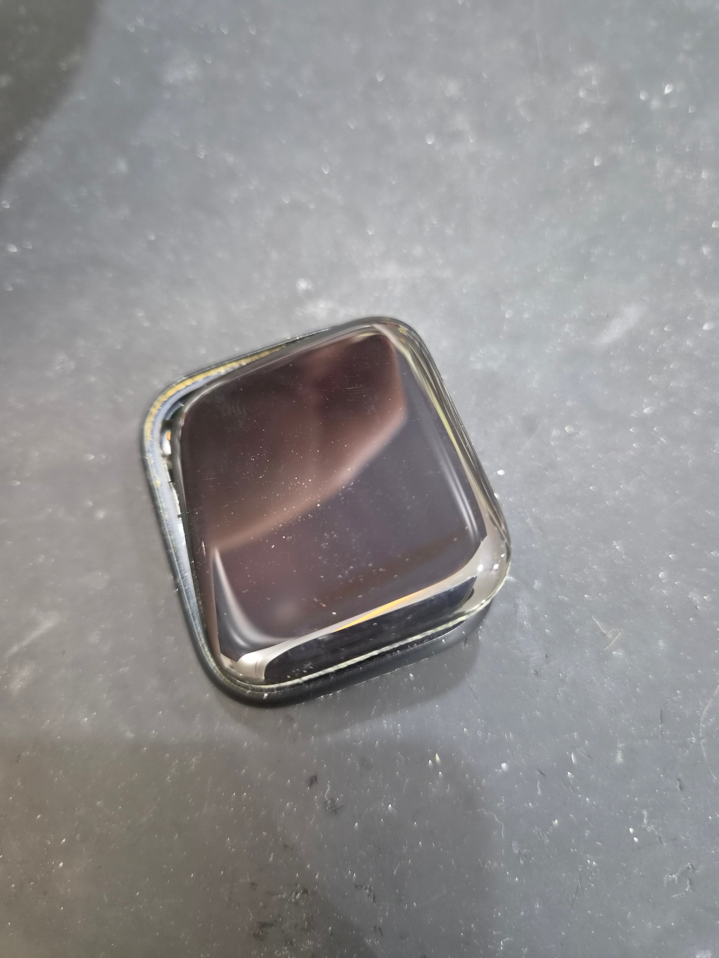 애플워치 Apple Watch Series 7 (45mm) 수리 작업 중 — 다올리페어 직영점 진행