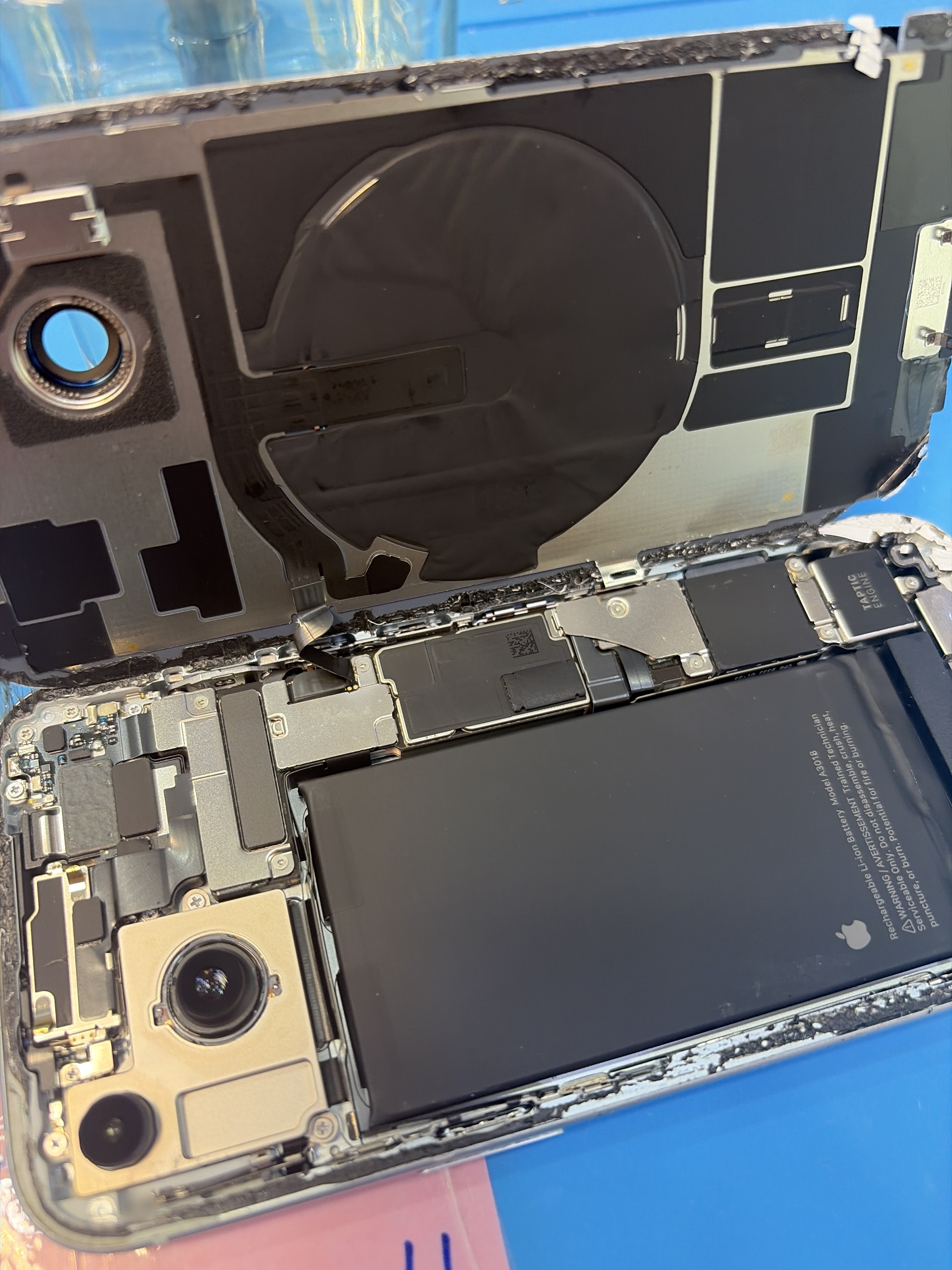 아이폰 iPhone 15 내부 분해 — 정밀 작업 단계