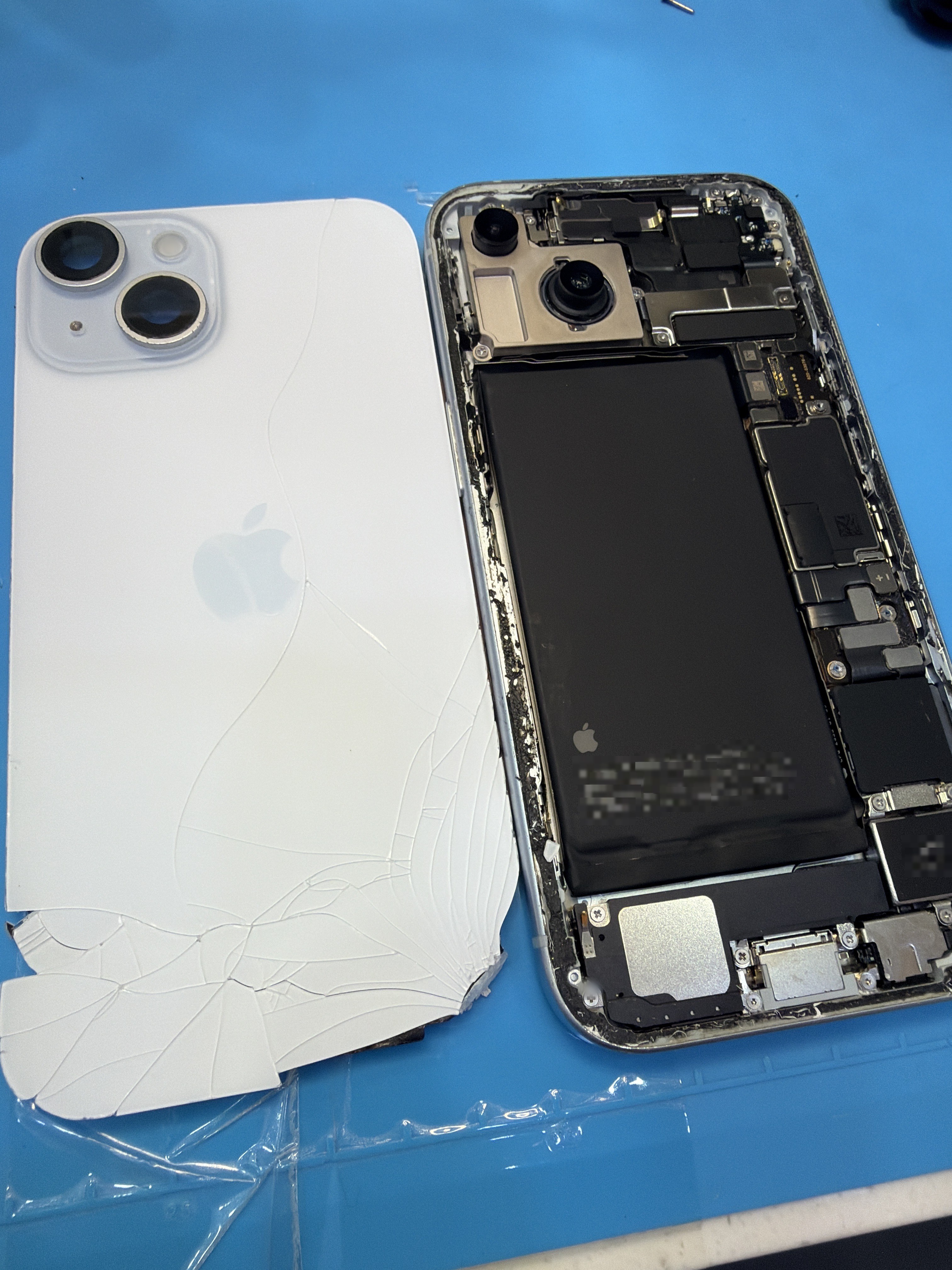 아이폰 iPhone 15 수리 작업 중 — 다올리페어 직영점 진행