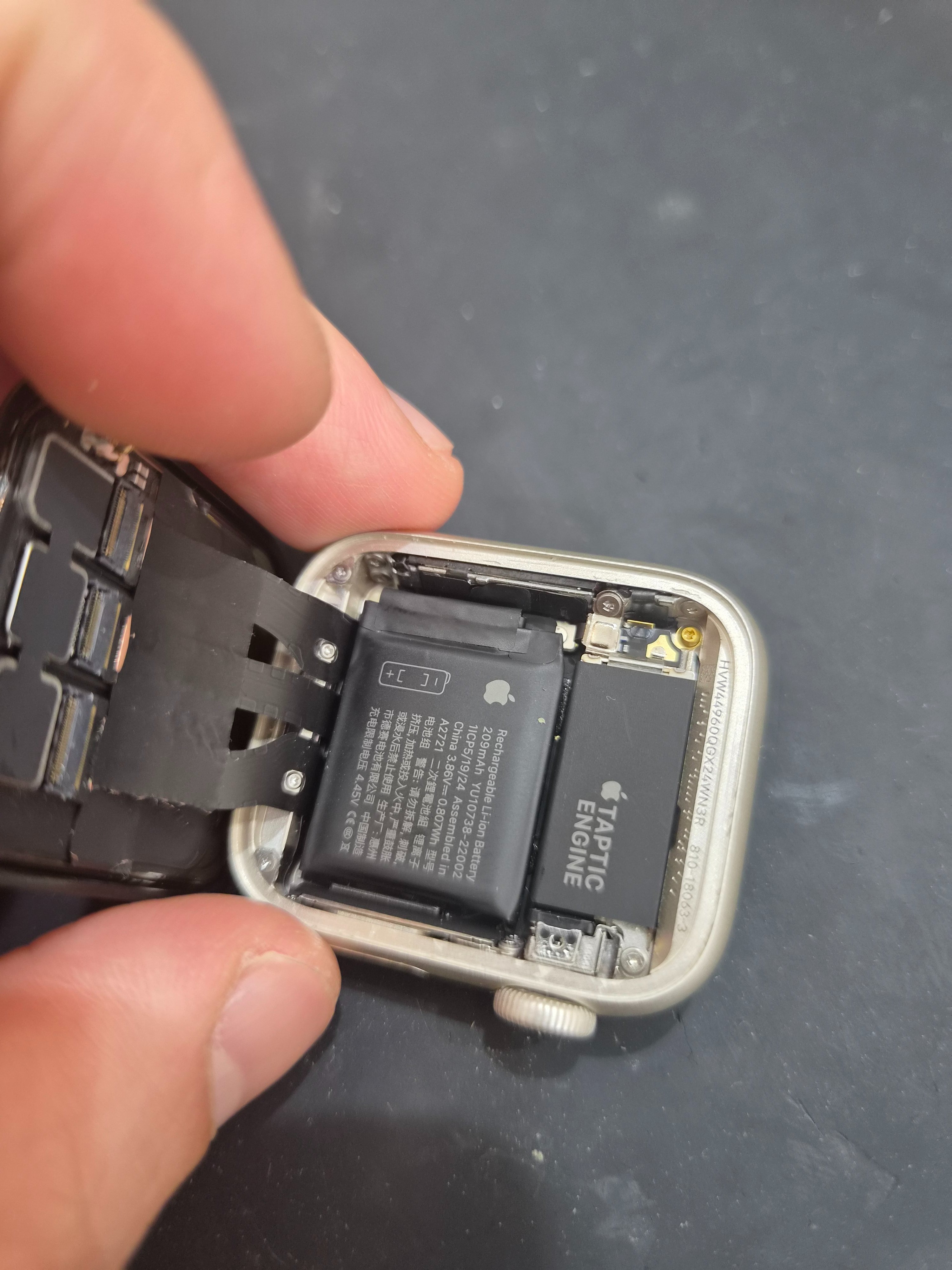 애플워치 Apple Watch SE (2세대) 내부 분해 — 정밀 작업 단계