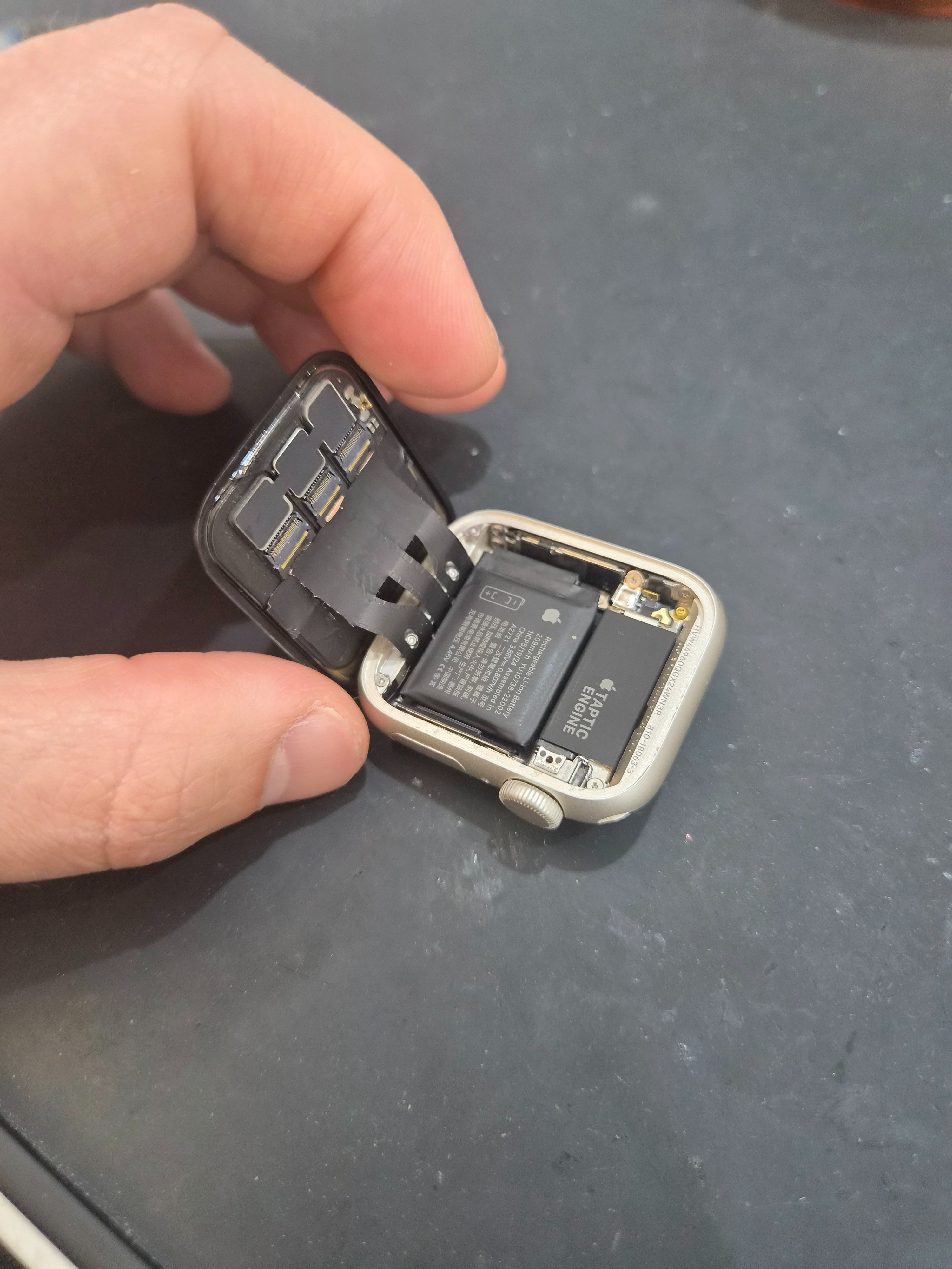 애플워치 Apple Watch SE (2세대) 수리 작업 중 — 다올리페어 직영점 진행