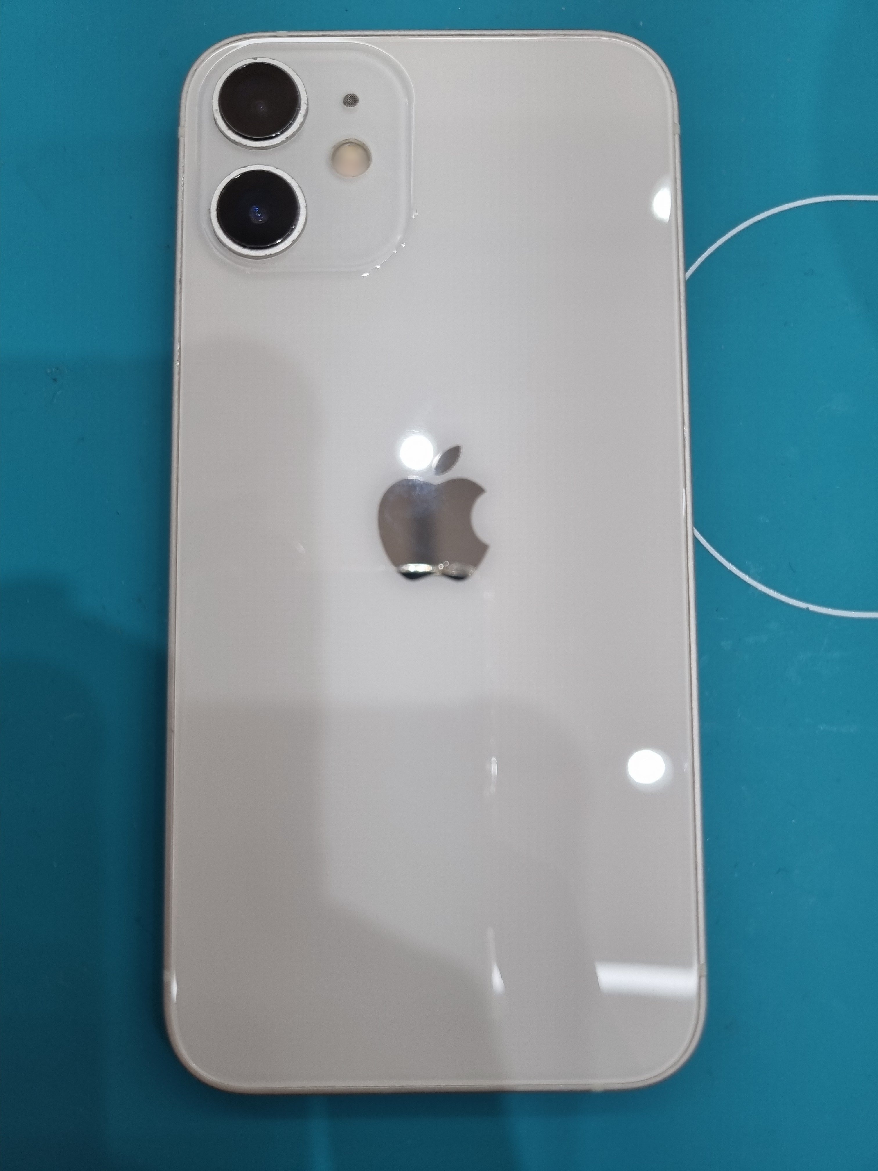 뒷면 깨진 아이폰 12 미니 (iPhone 12 mini), 목동점에서 후면 유리 교체