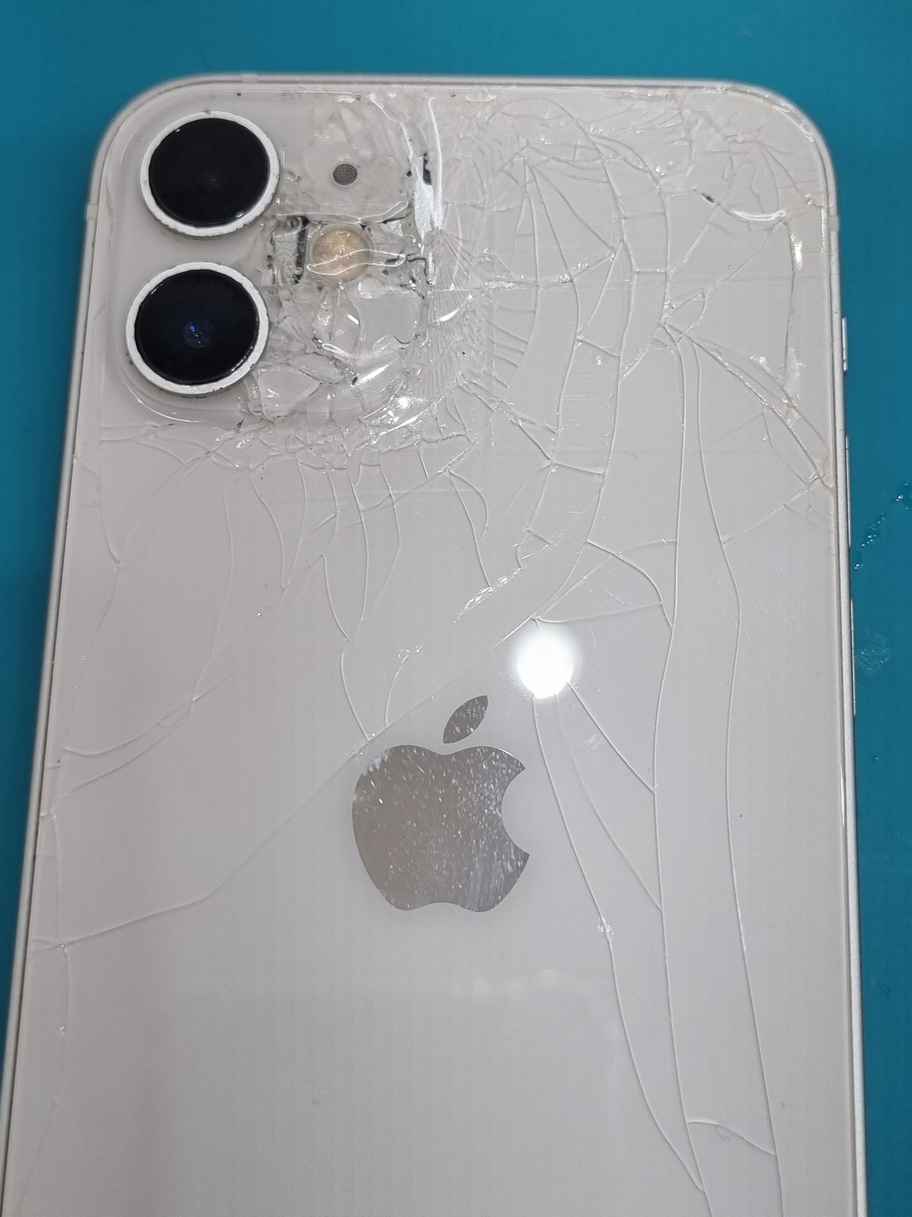 아이폰 iPhone 12 mini 수리 전 — 후면 유리 깨짐