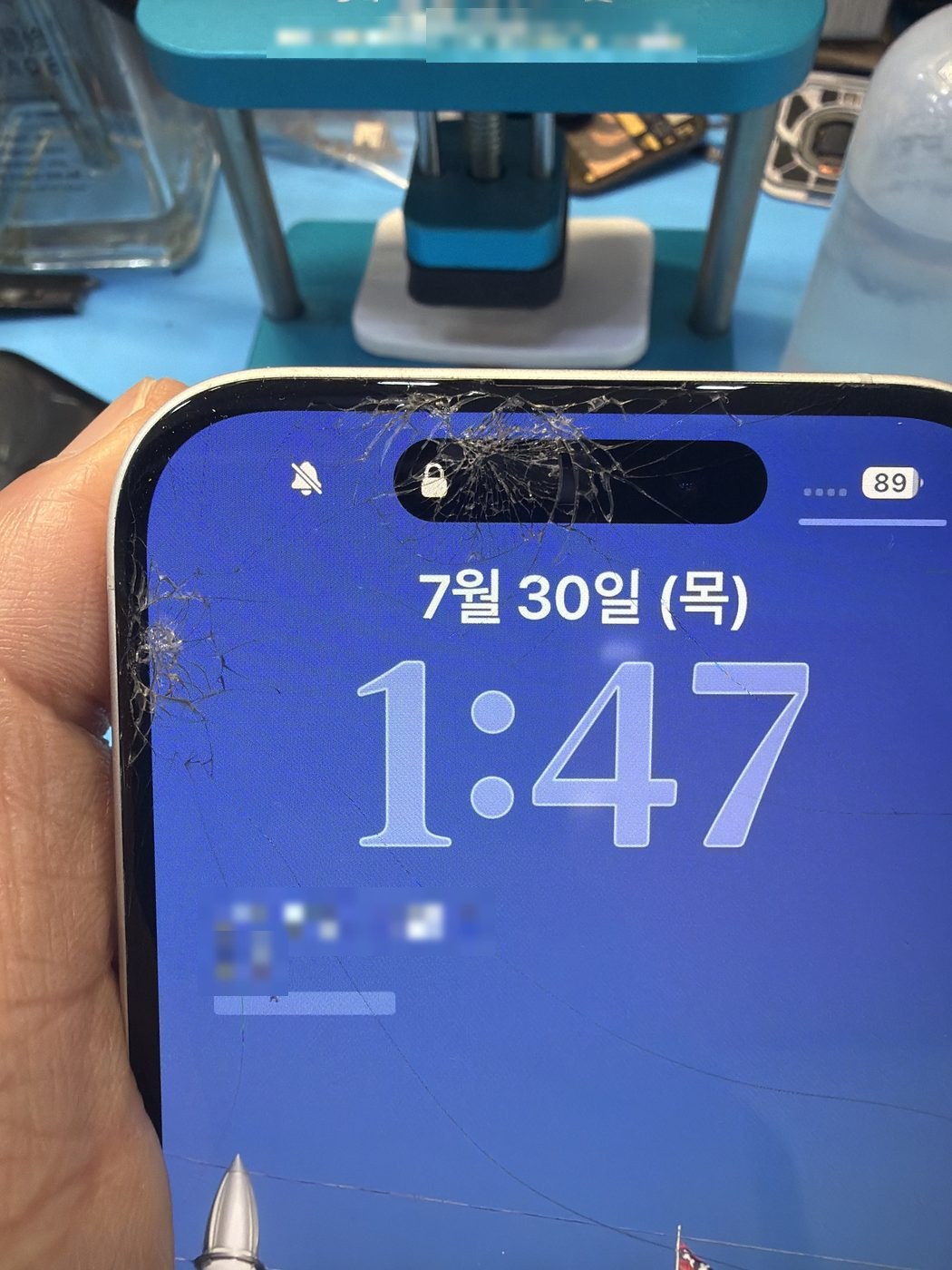 아이폰 16 수리 전 — 액정 깨짐