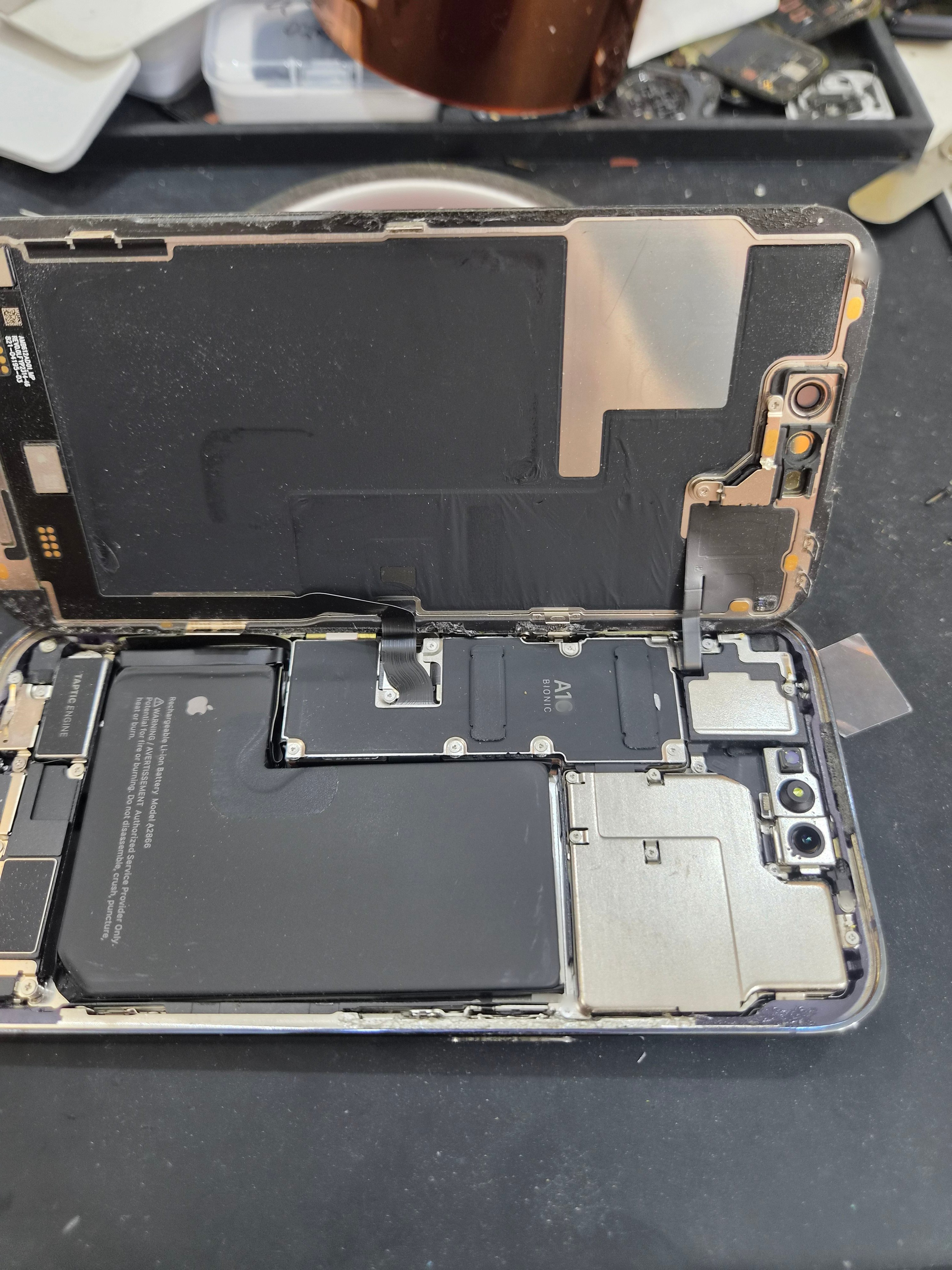 아이폰 iPhone 14 Pro 내부 분해 — 정밀 작업 단계