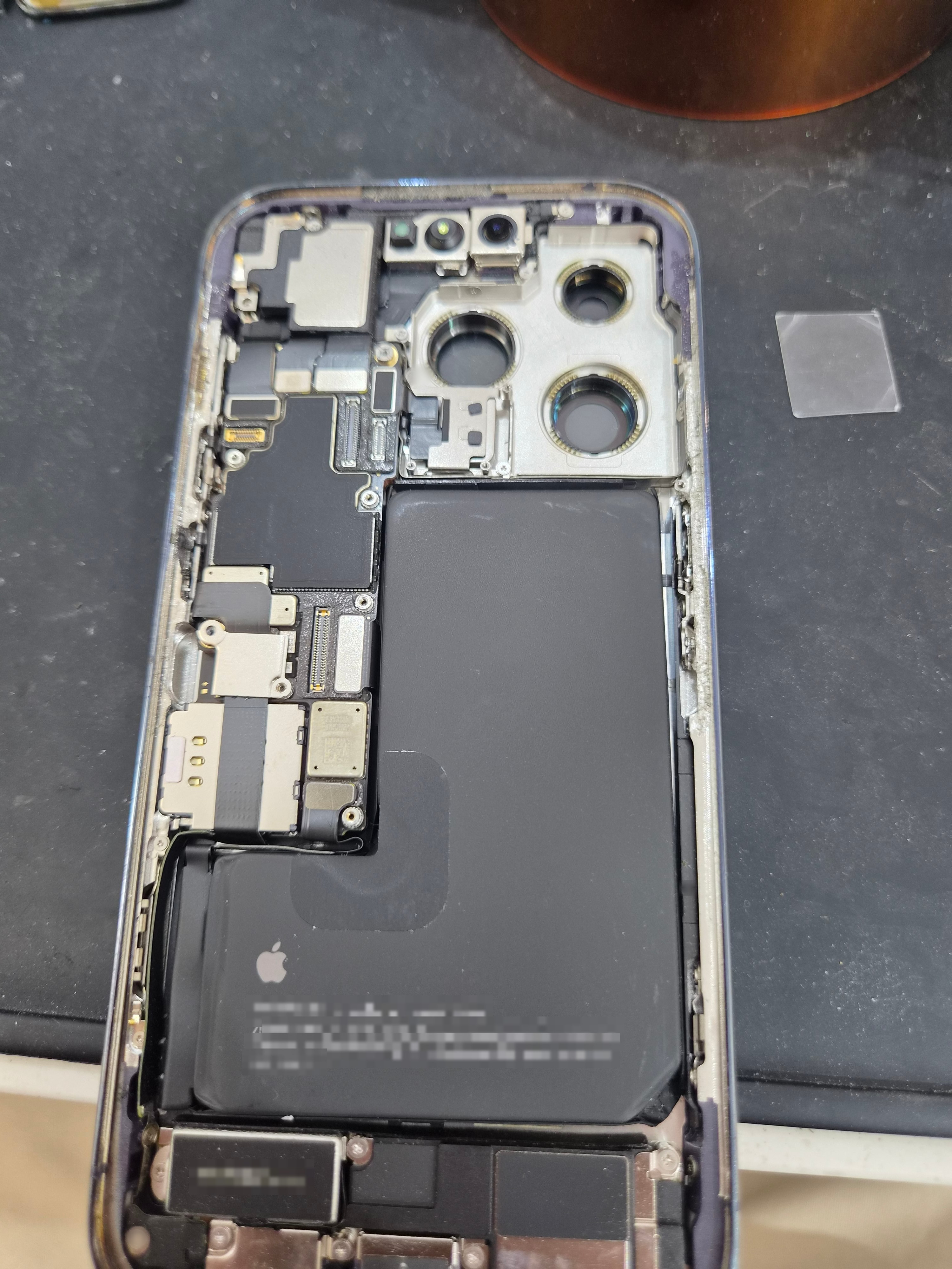 아이폰 iPhone 14 Pro 수리 작업 중 — 다올리페어 직영점 진행