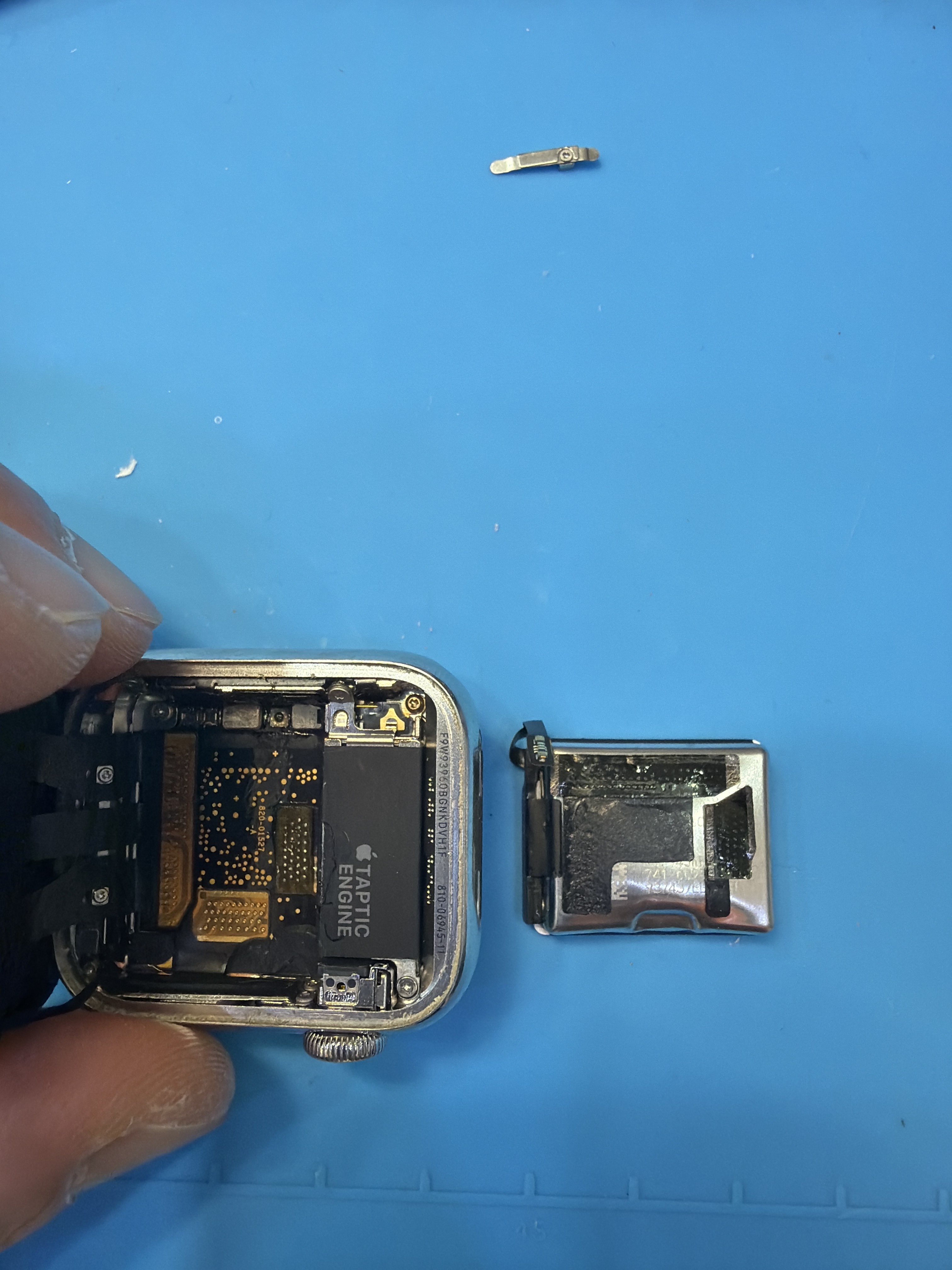 애플워치 Apple Watch Series 5 (40mm) 내부 분해 — 정밀 작업 단계