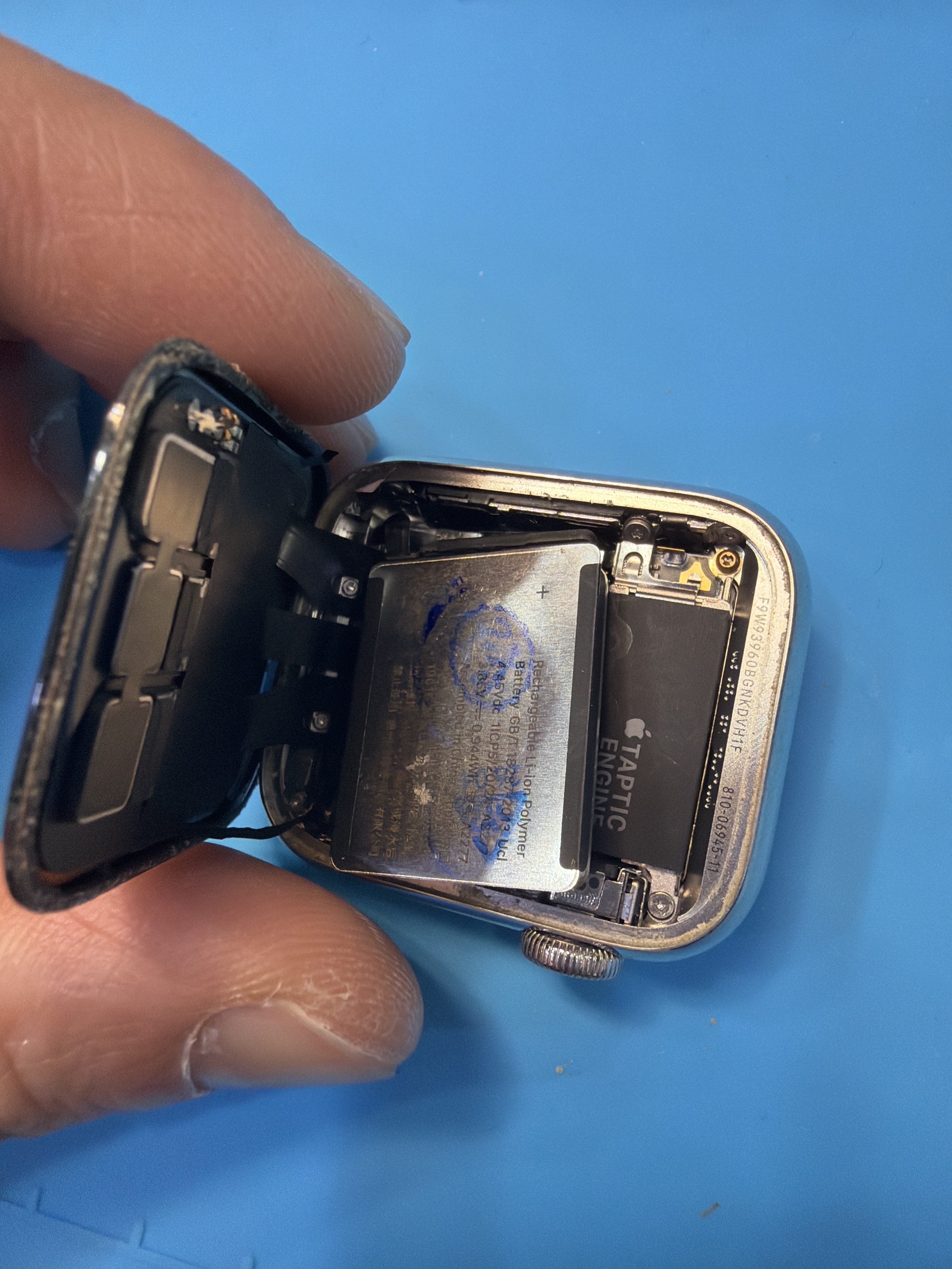 애플워치 Apple Watch Series 5 (40mm) 수리 작업 중 — 다올리페어 직영점 진행