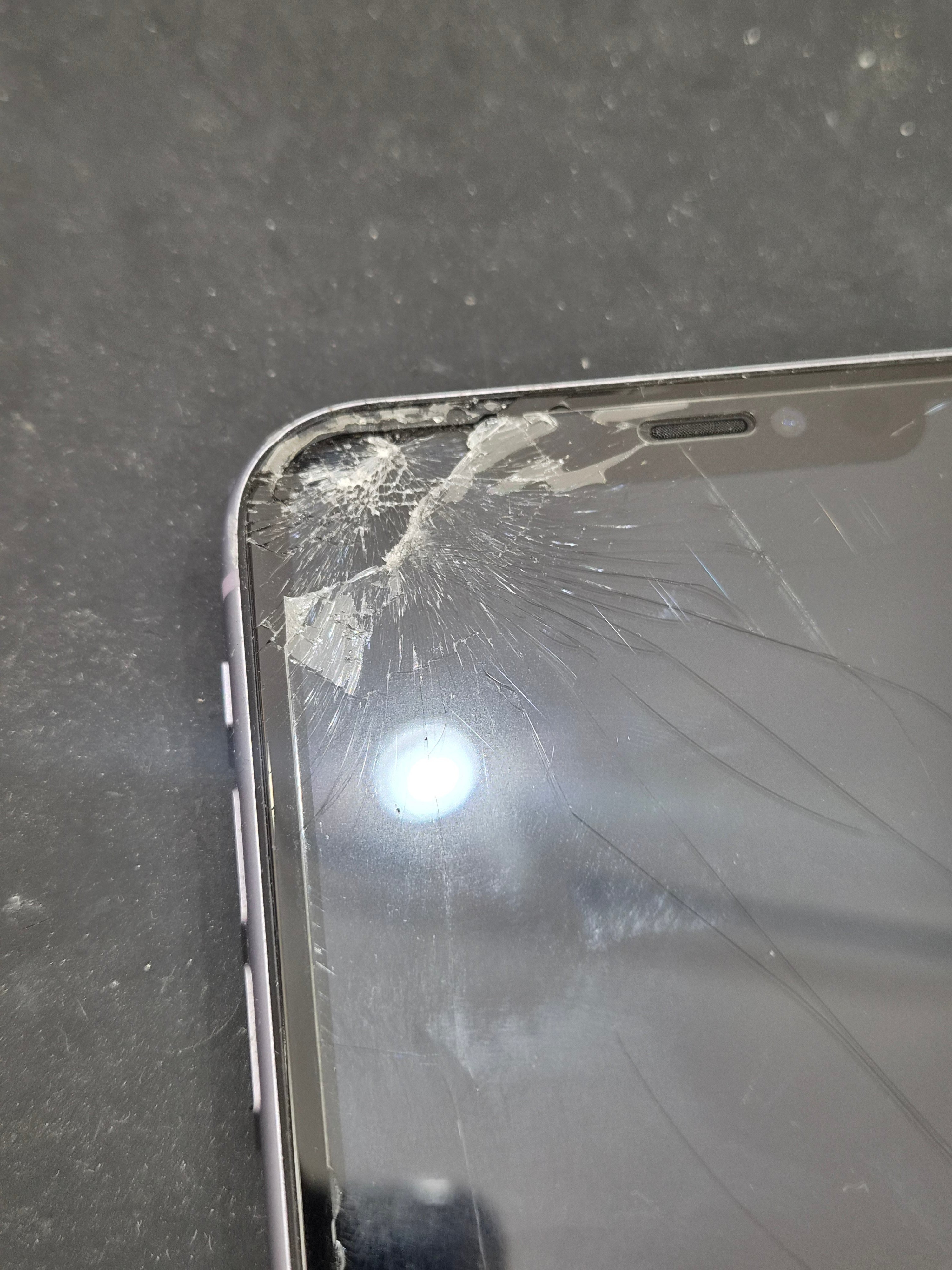 아이폰 iPhone 11 수리 전 — 액정 깨짐
