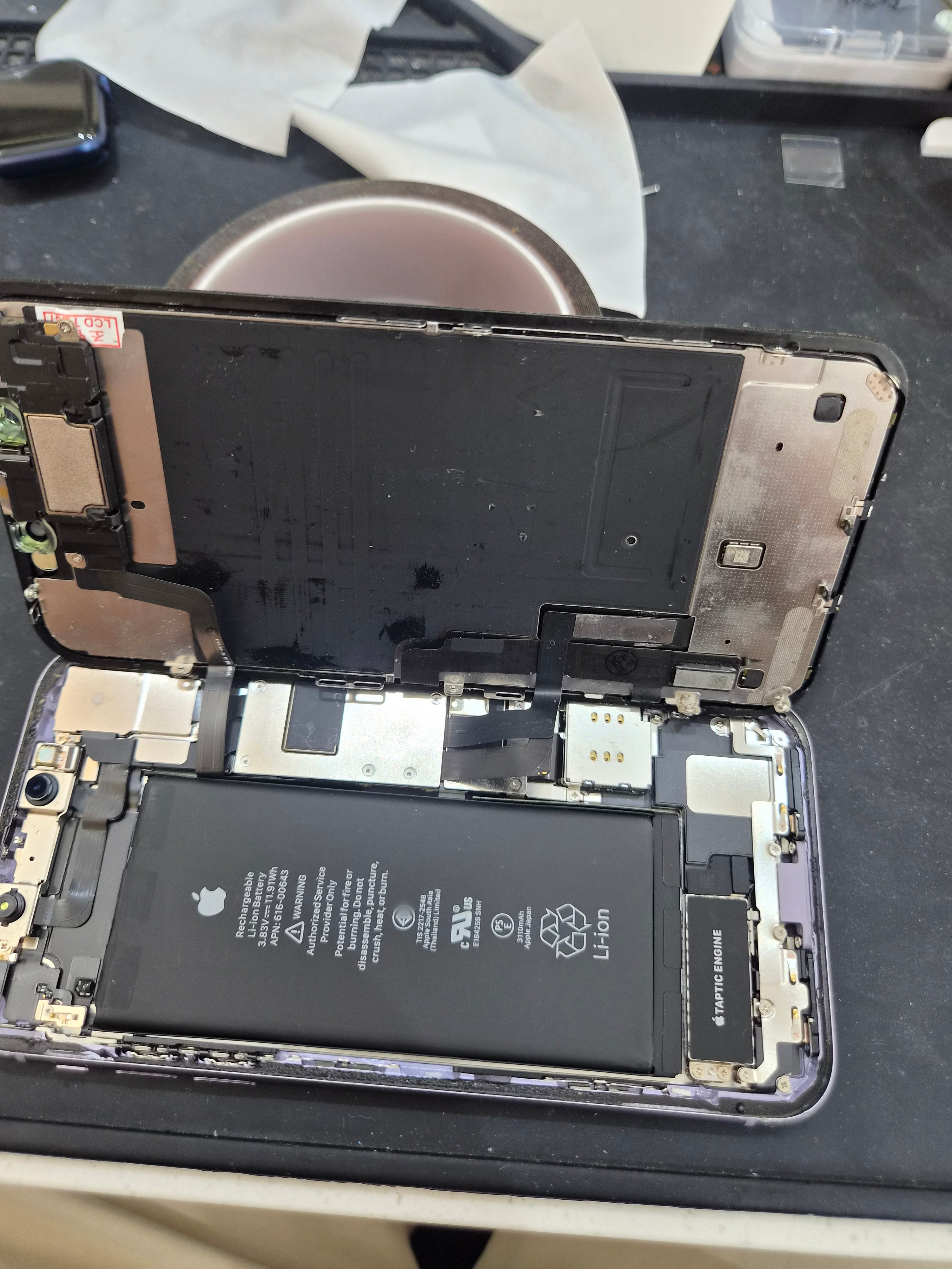 아이폰 iPhone 11 내부 분해 — 정밀 작업 단계