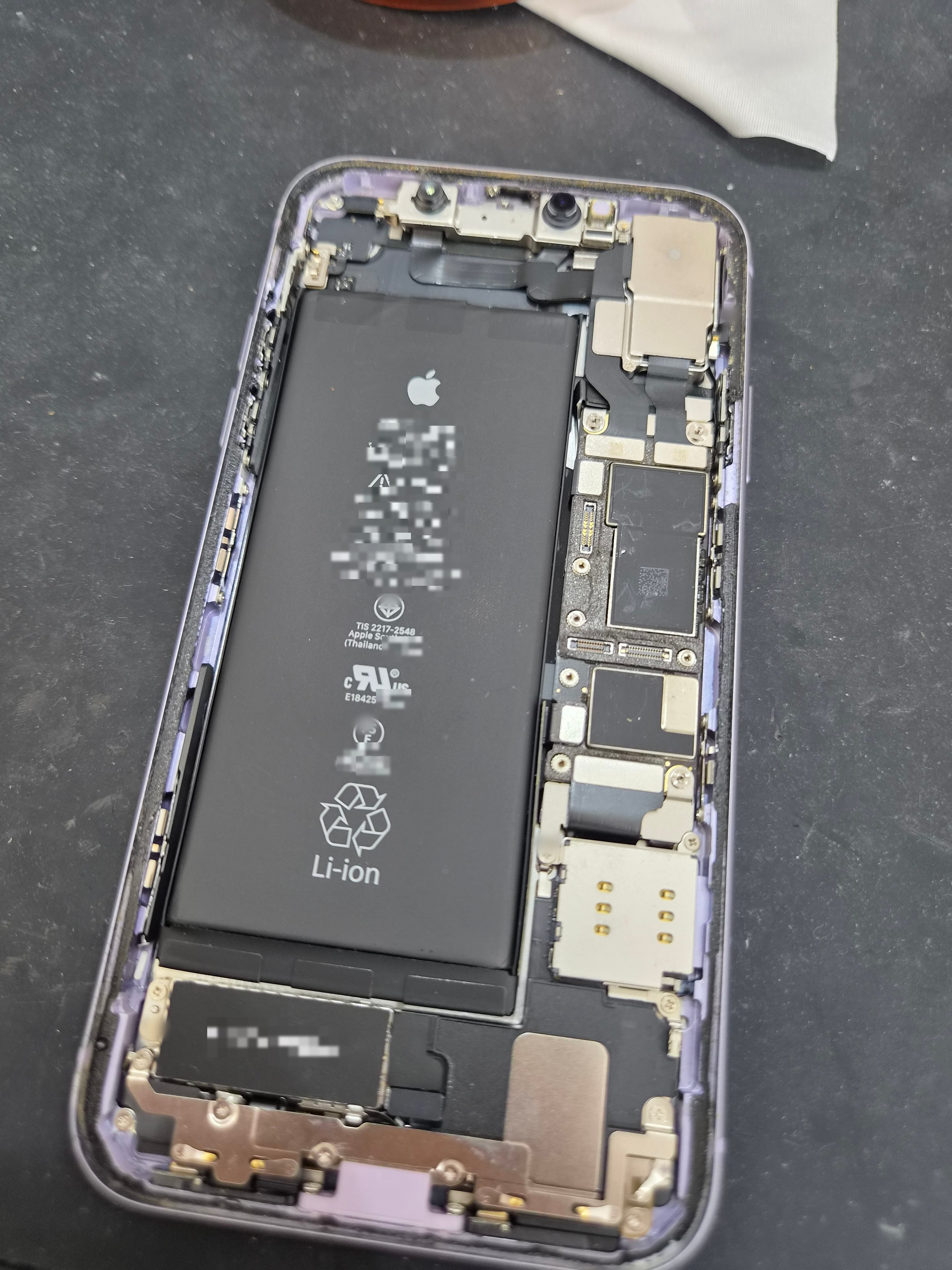 아이폰 iPhone 11 수리 작업 중 — 다올리페어 직영점 진행