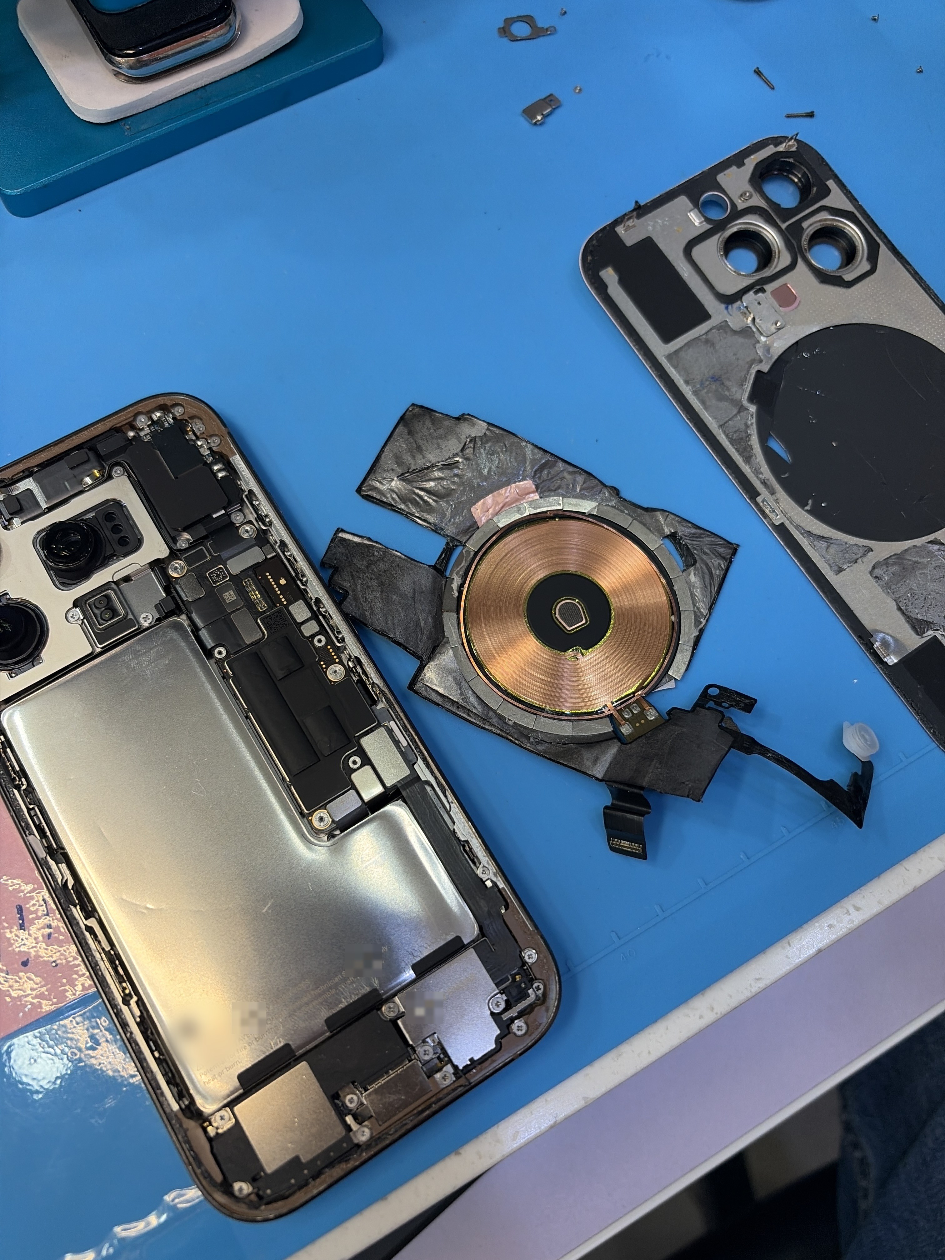 아이폰 iPhone 16 Pro 내부 분해 — 정밀 작업 단계