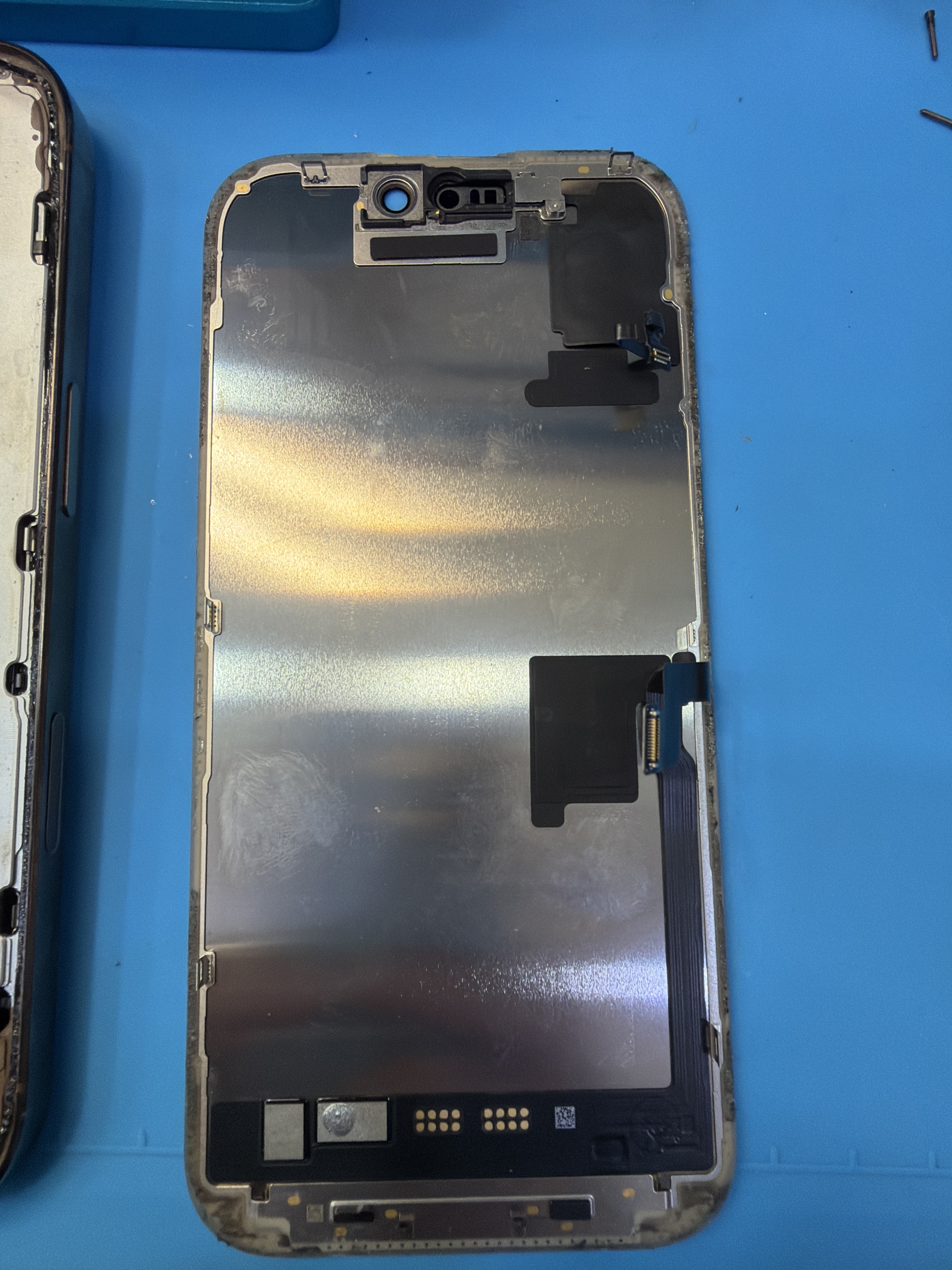 아이폰 iPhone 16 Pro 수리 작업 중 — 다올리페어 직영점 진행