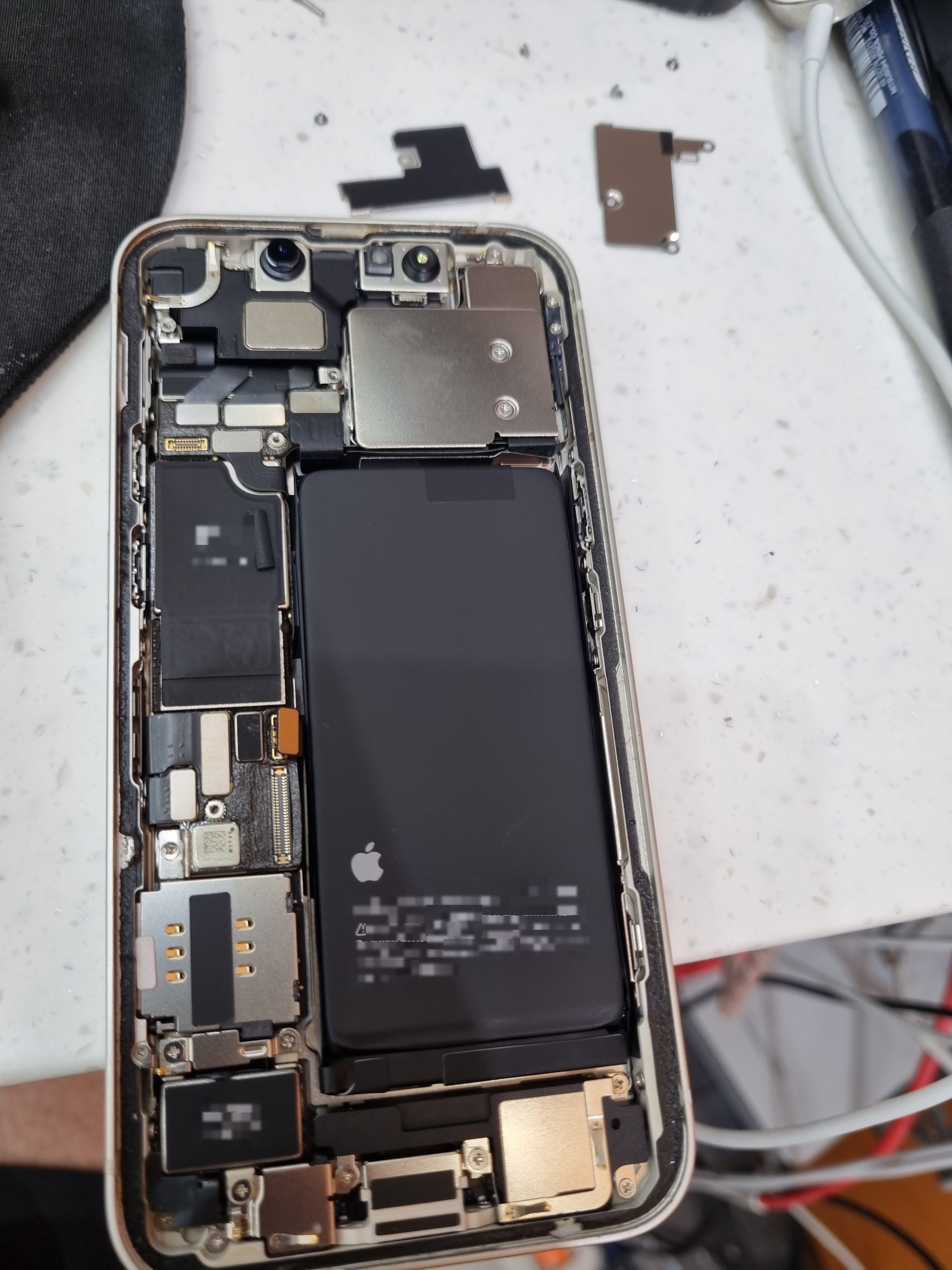아이폰 13 미니 (iPhone 13 mini) 배터리 교체 비용 가격 내부 분해 — 정밀 작업 단계