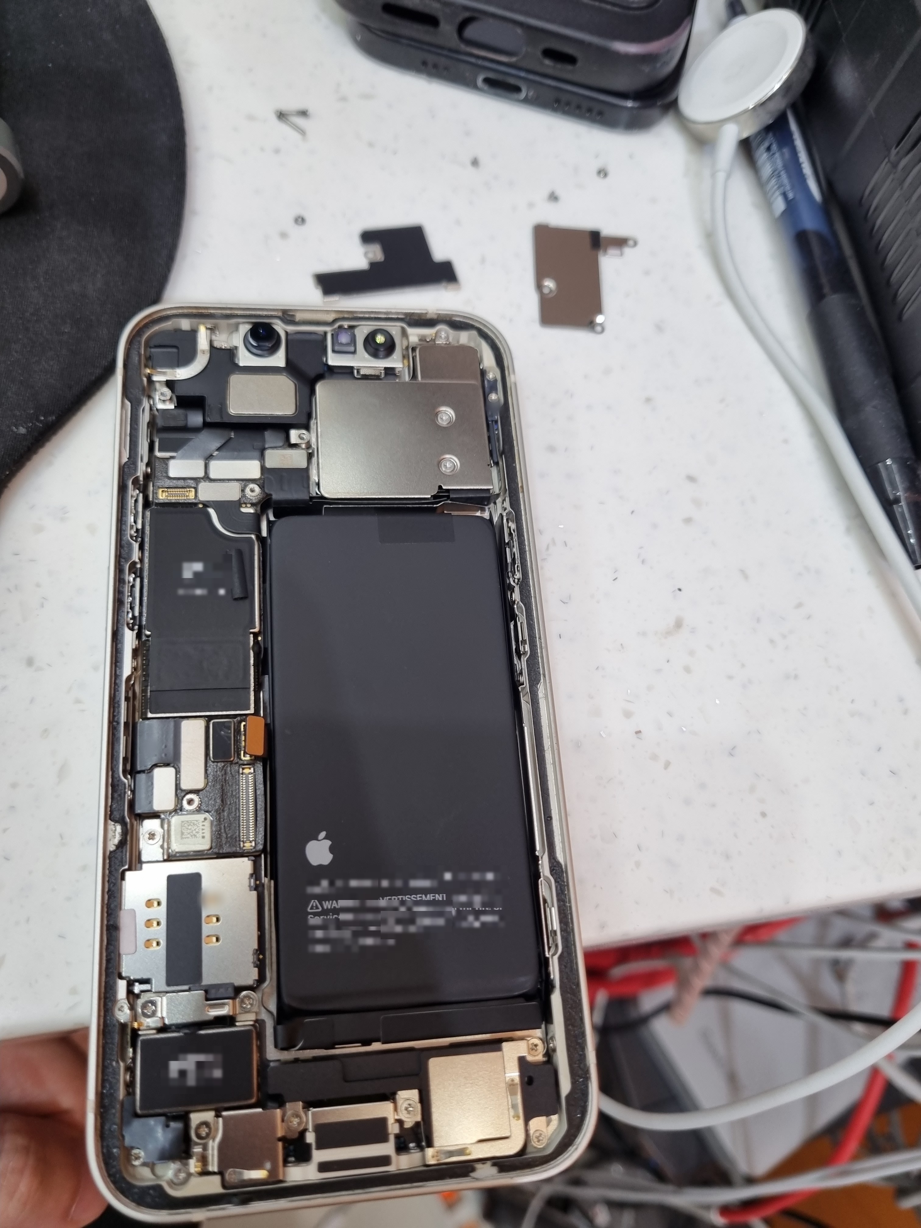 아이폰 13 미니 (iPhone 13 mini) 배터리 교체 비용 가격 수리 작업 중 — 다올리페어 직영점 진행