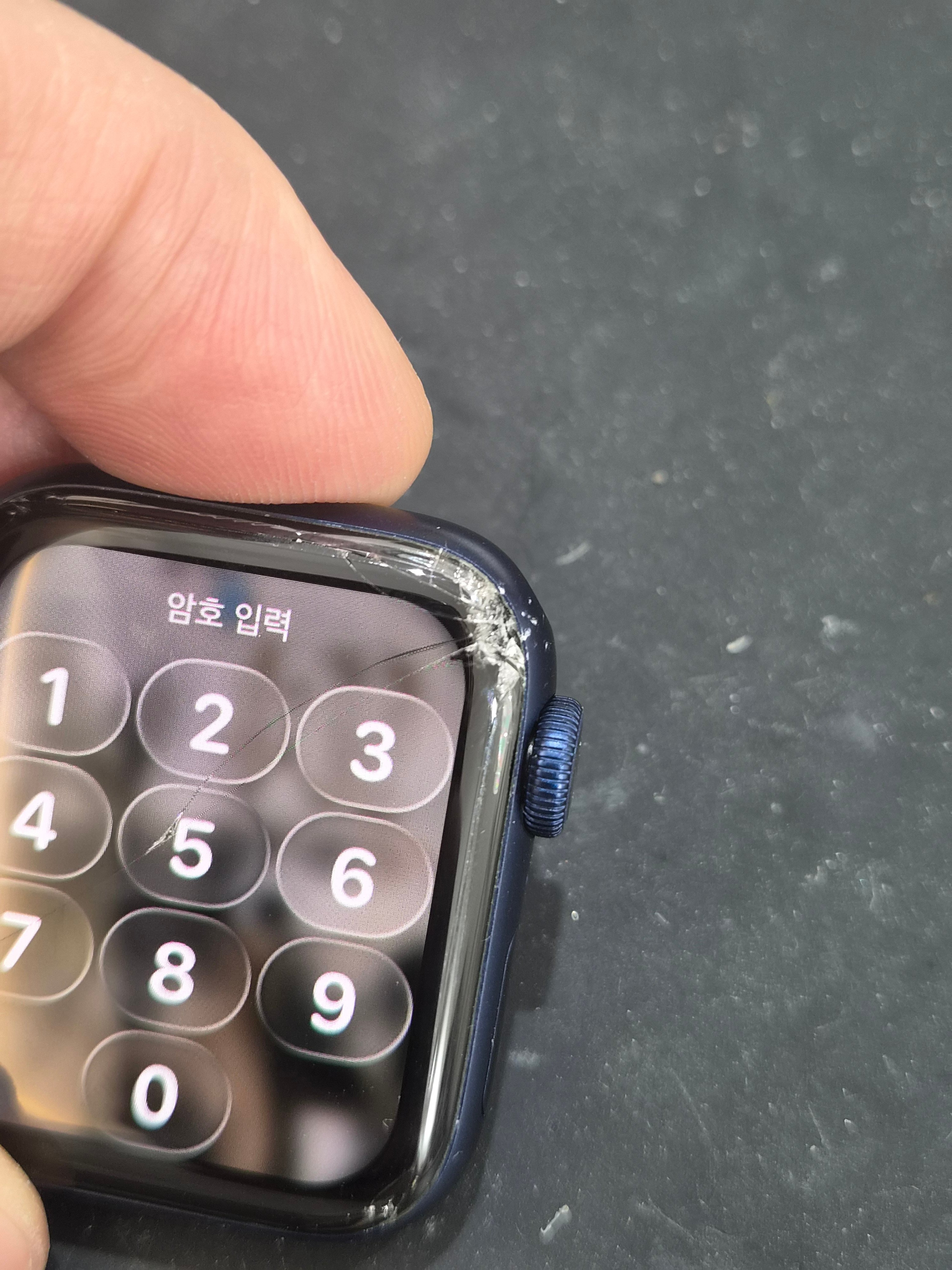 애플워치 Apple Watch Series 6 (40mm) 수리 전 — 액정 깨짐
