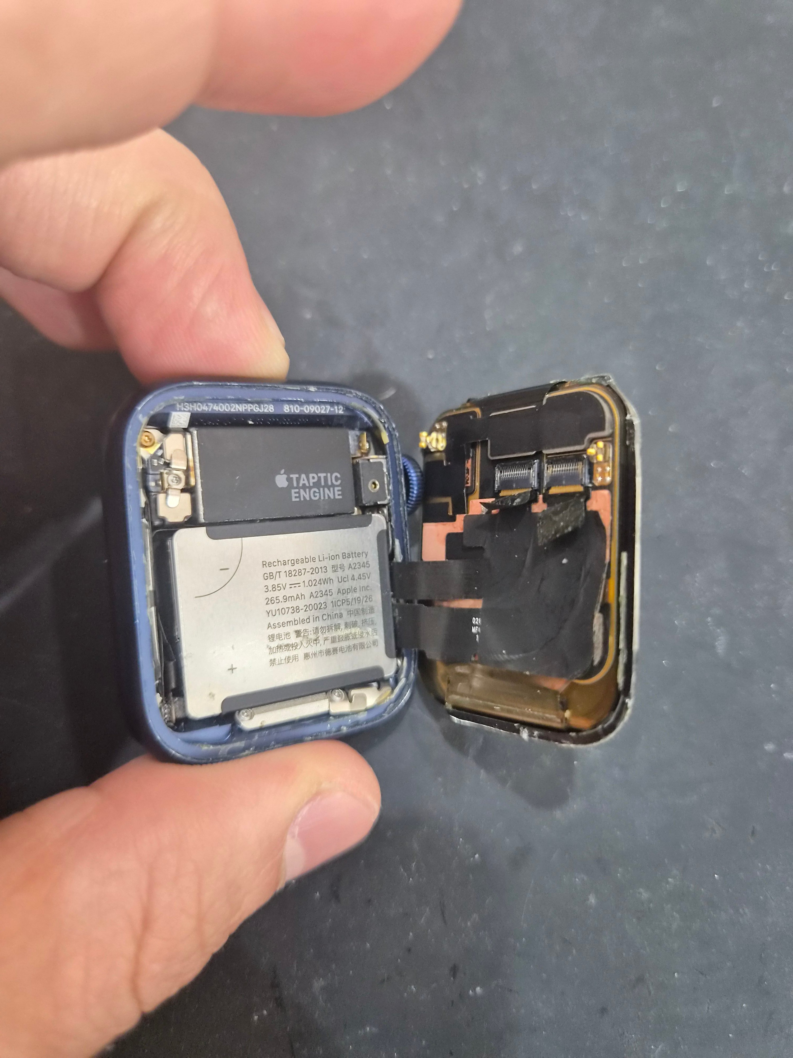 애플워치 Apple Watch Series 6 (40mm) 내부 분해 — 정밀 작업 단계