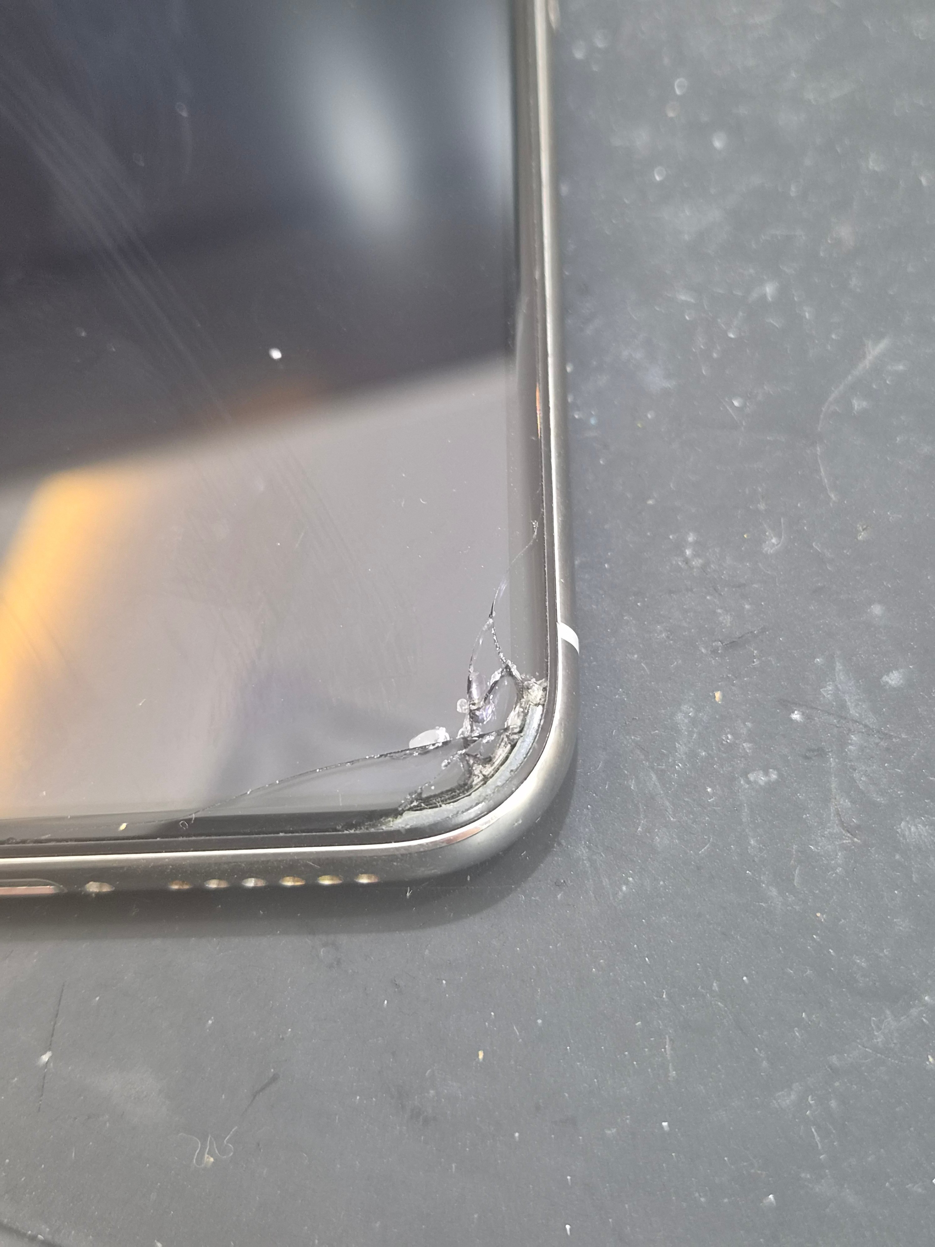 아이폰 iPhone XS 수리 전 — 액정 깨짐