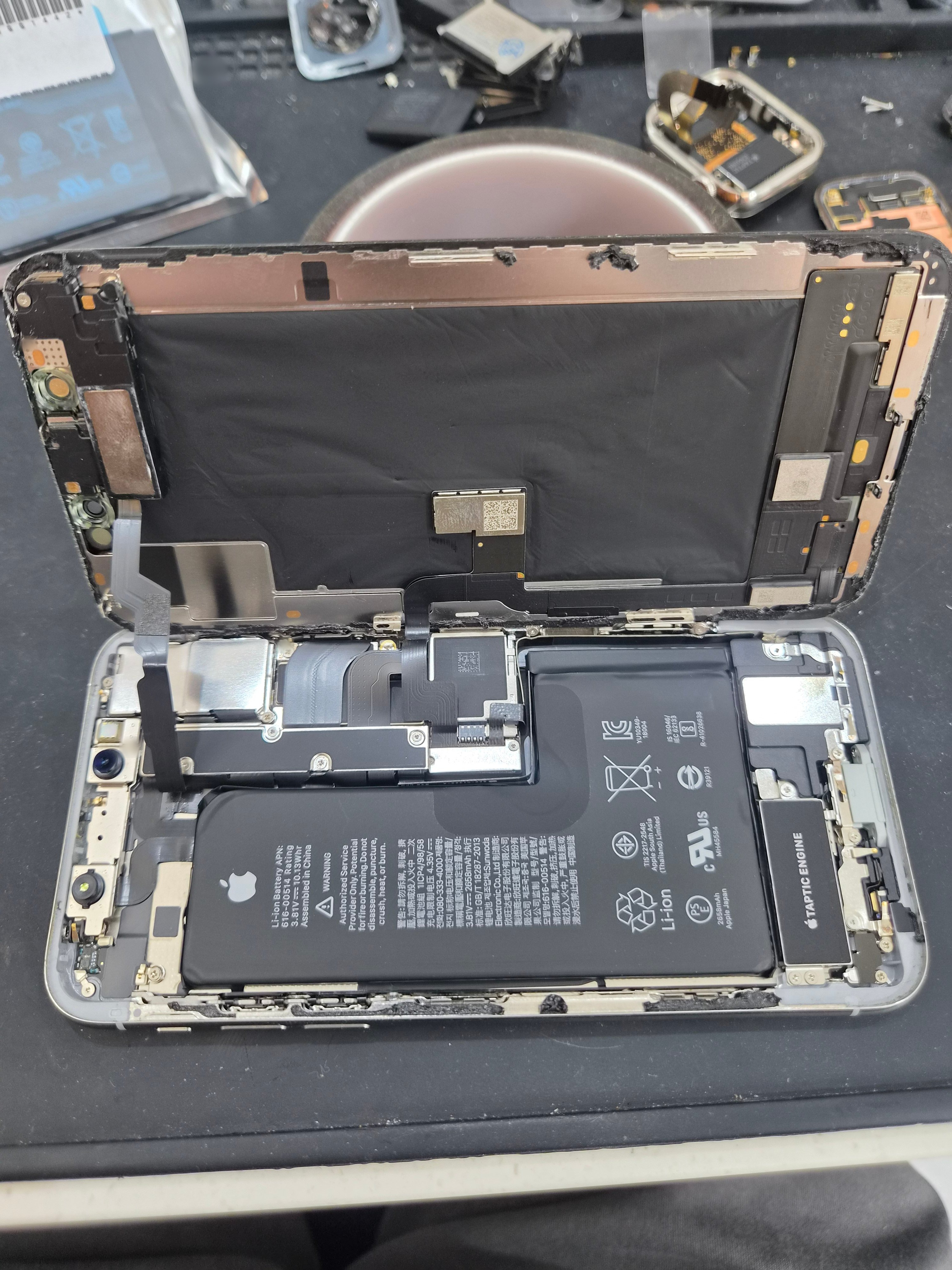 아이폰 iPhone XS 내부 분해 — 정밀 작업 단계