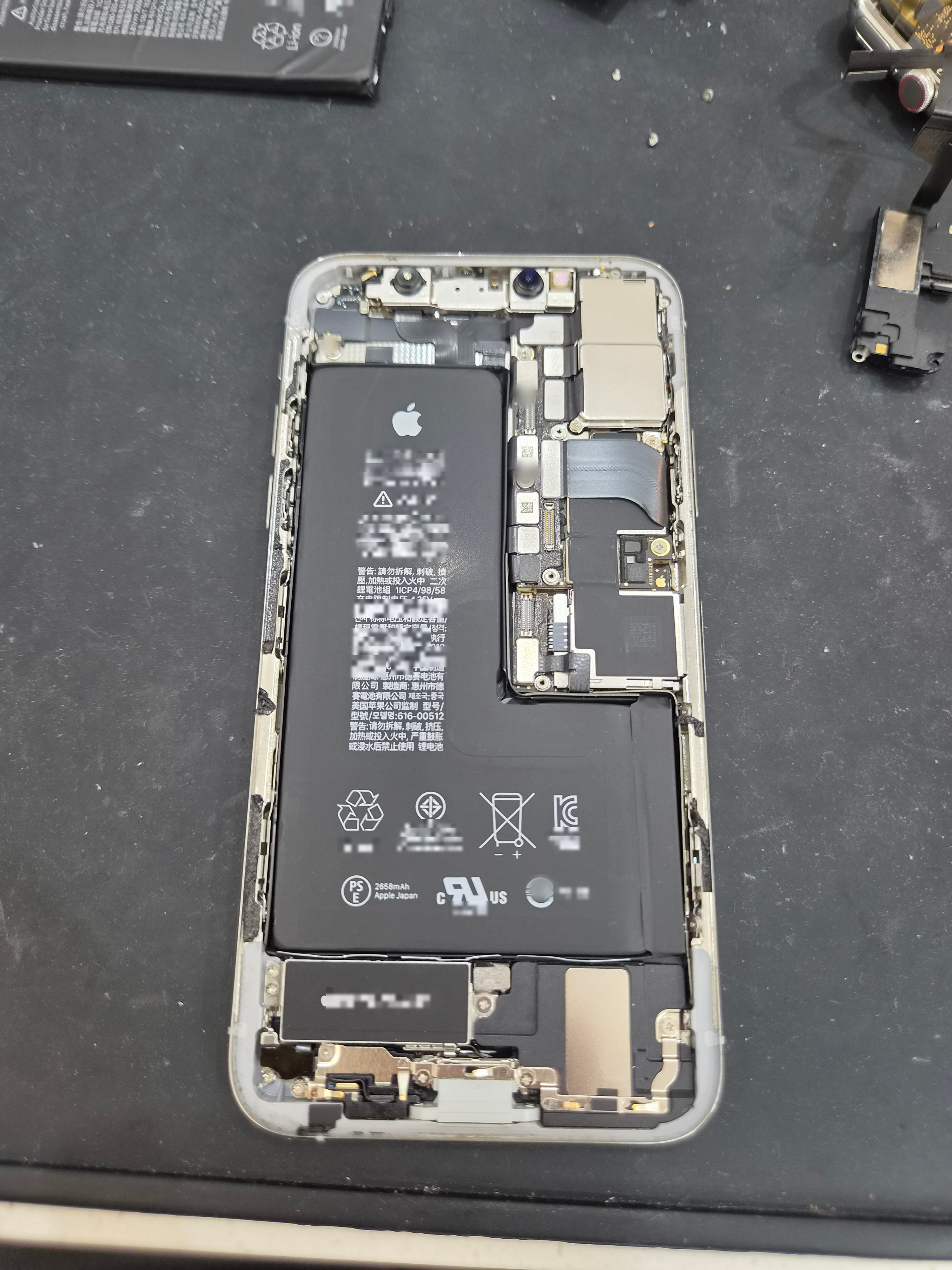 아이폰 iPhone XS 수리 작업 중 — 다올리페어 직영점 진행