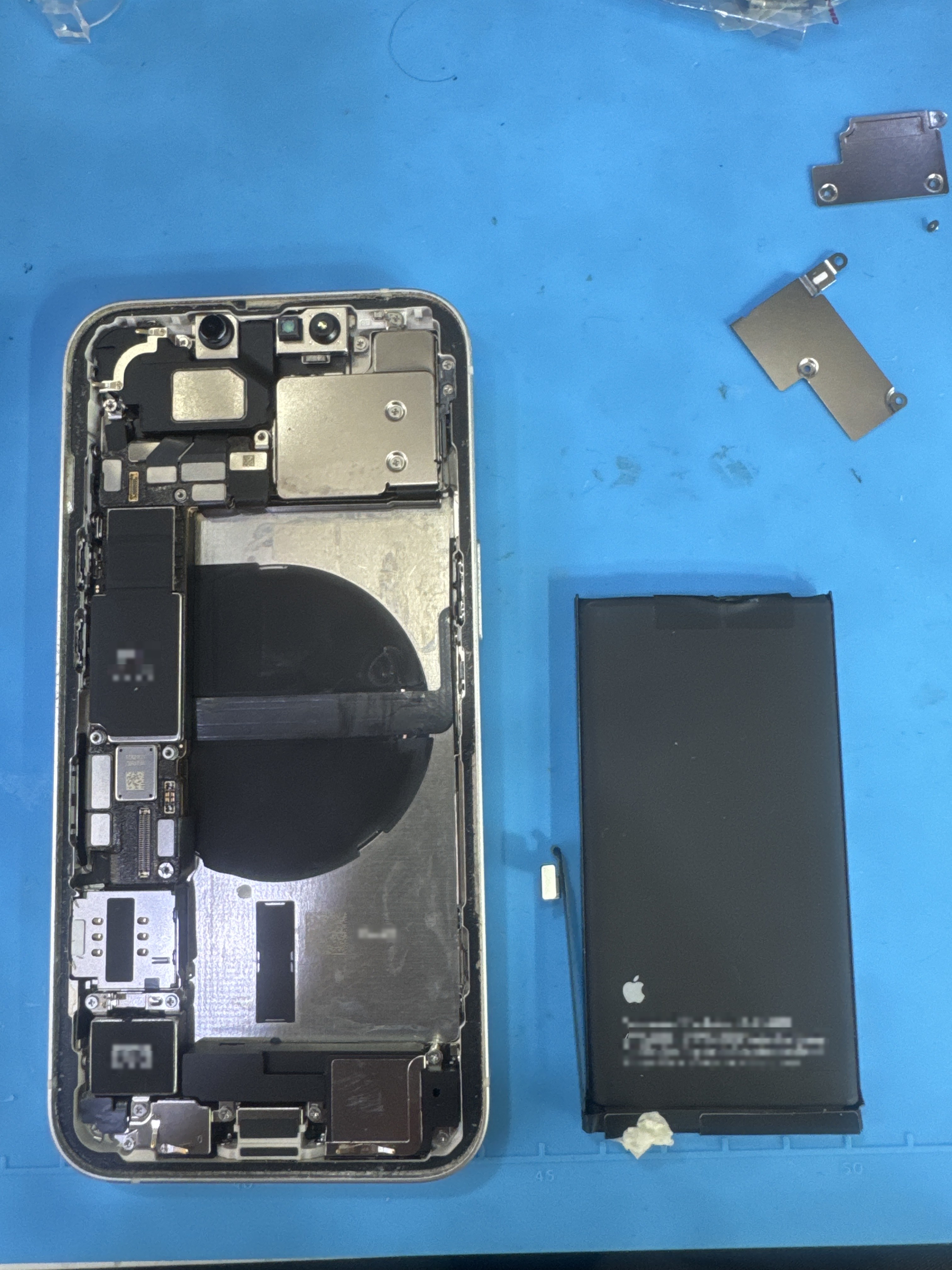 아이폰 13 (iPhone 13) 배터리 교체 비용 가격 수리 작업 중 — 다올리페어 직영점 진행