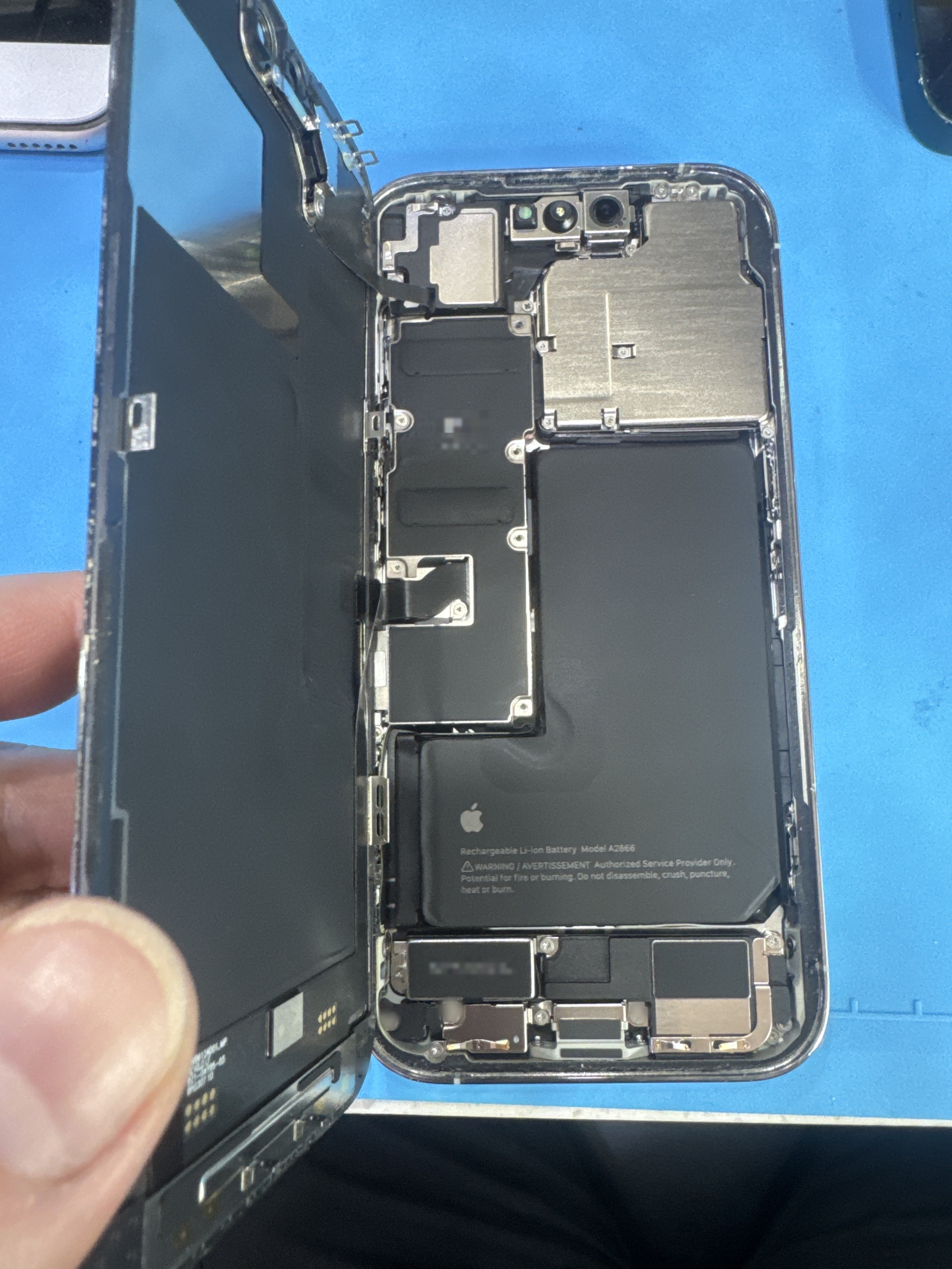 아이폰 iPhone 14 Pro 내부 분해 — 정밀 작업 단계
