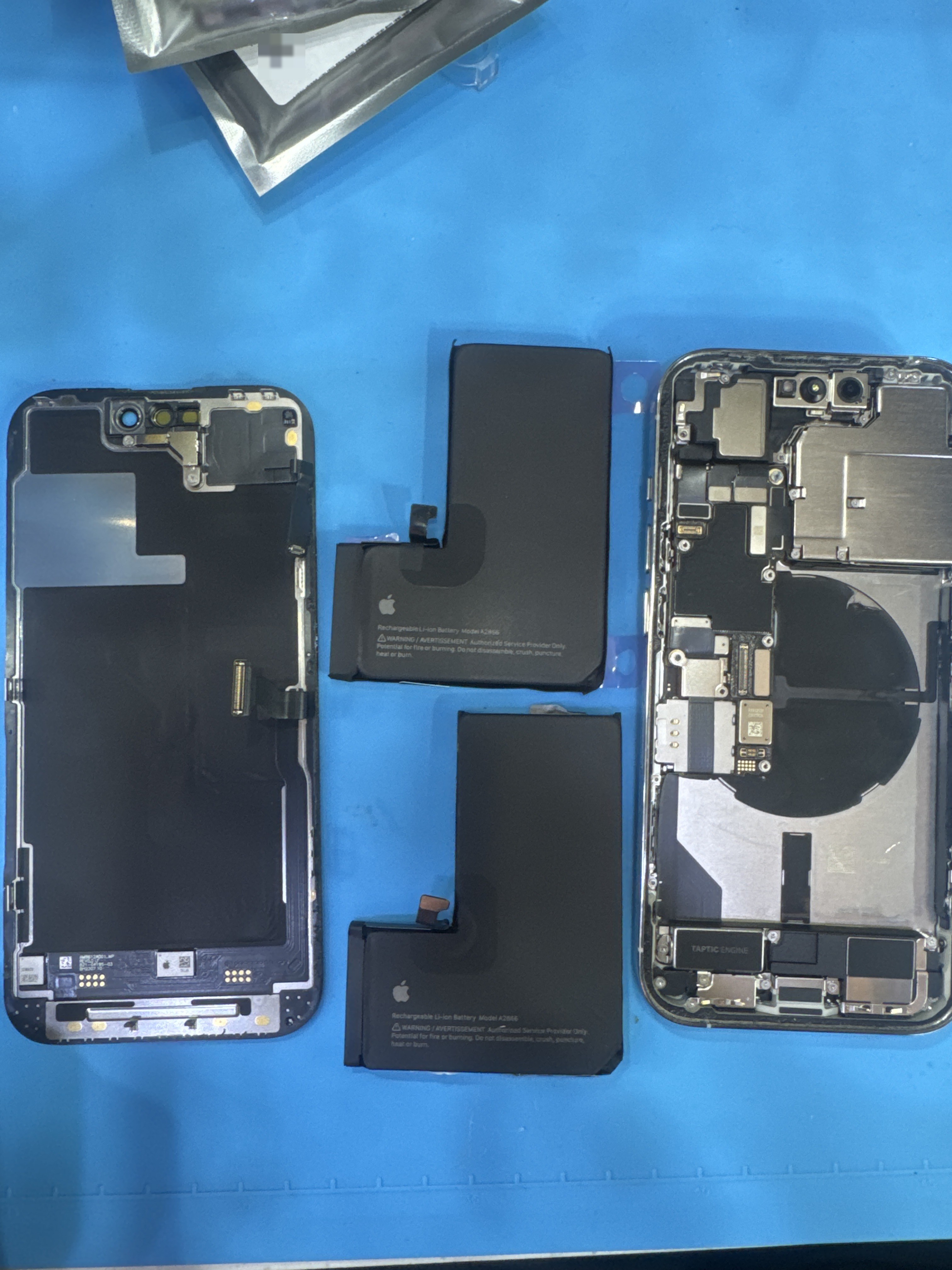 아이폰 iPhone 14 Pro 수리 작업 중 — 다올리페어 직영점 진행