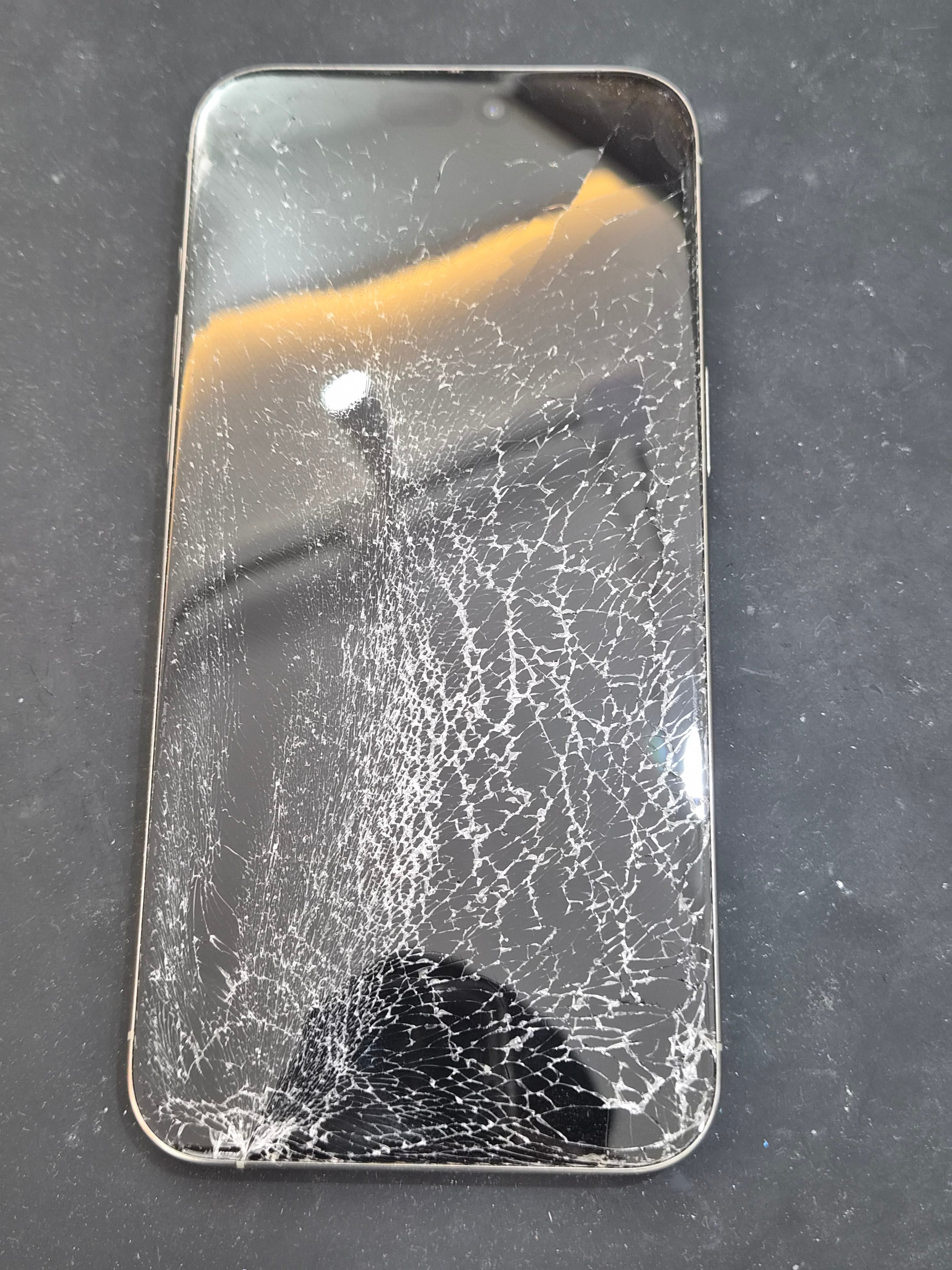 아이폰 iPhone 15 Pro Max 수리 전 — 액정 깨짐