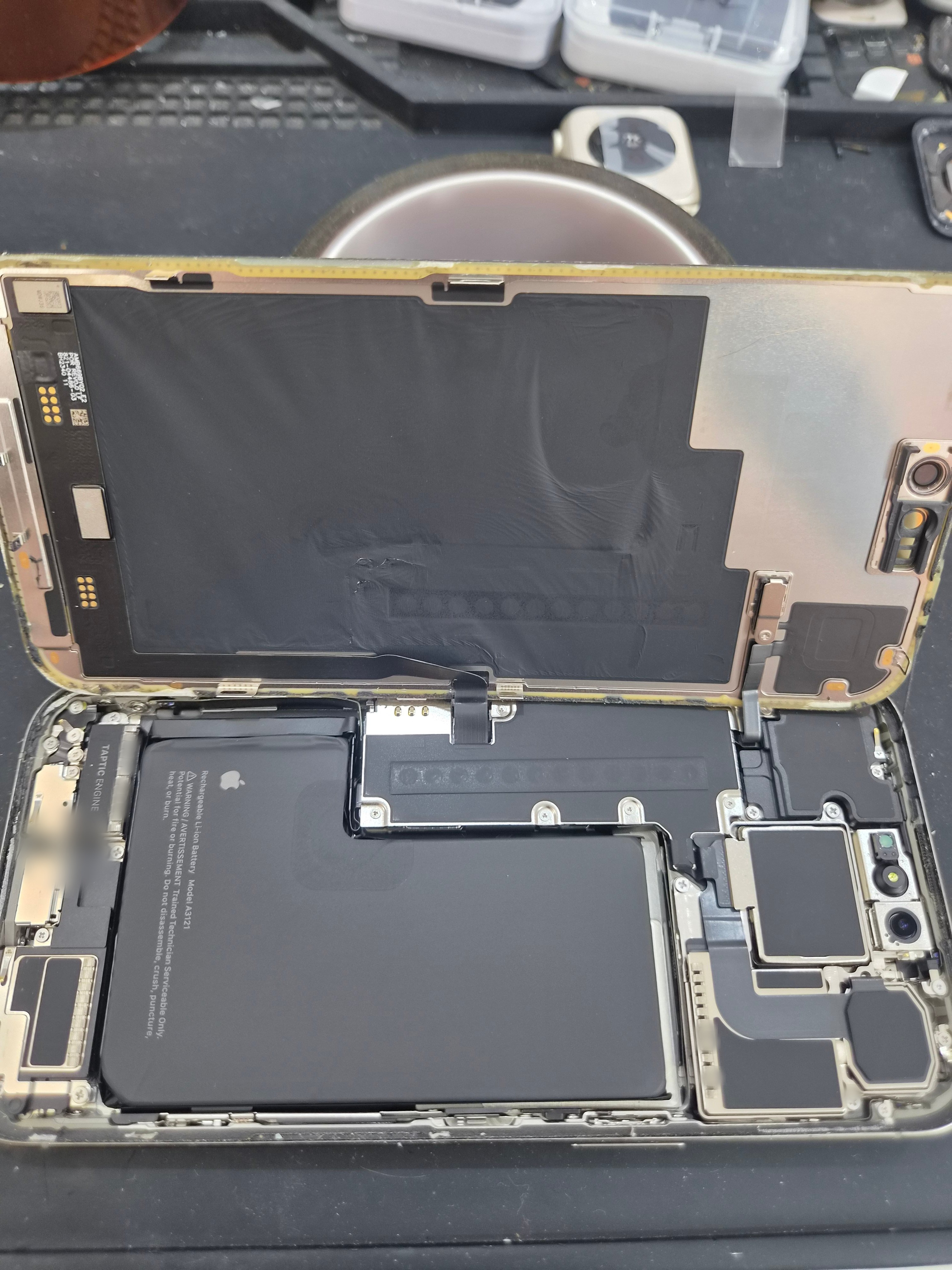 아이폰 iPhone 15 Pro Max 내부 분해 — 정밀 작업 단계